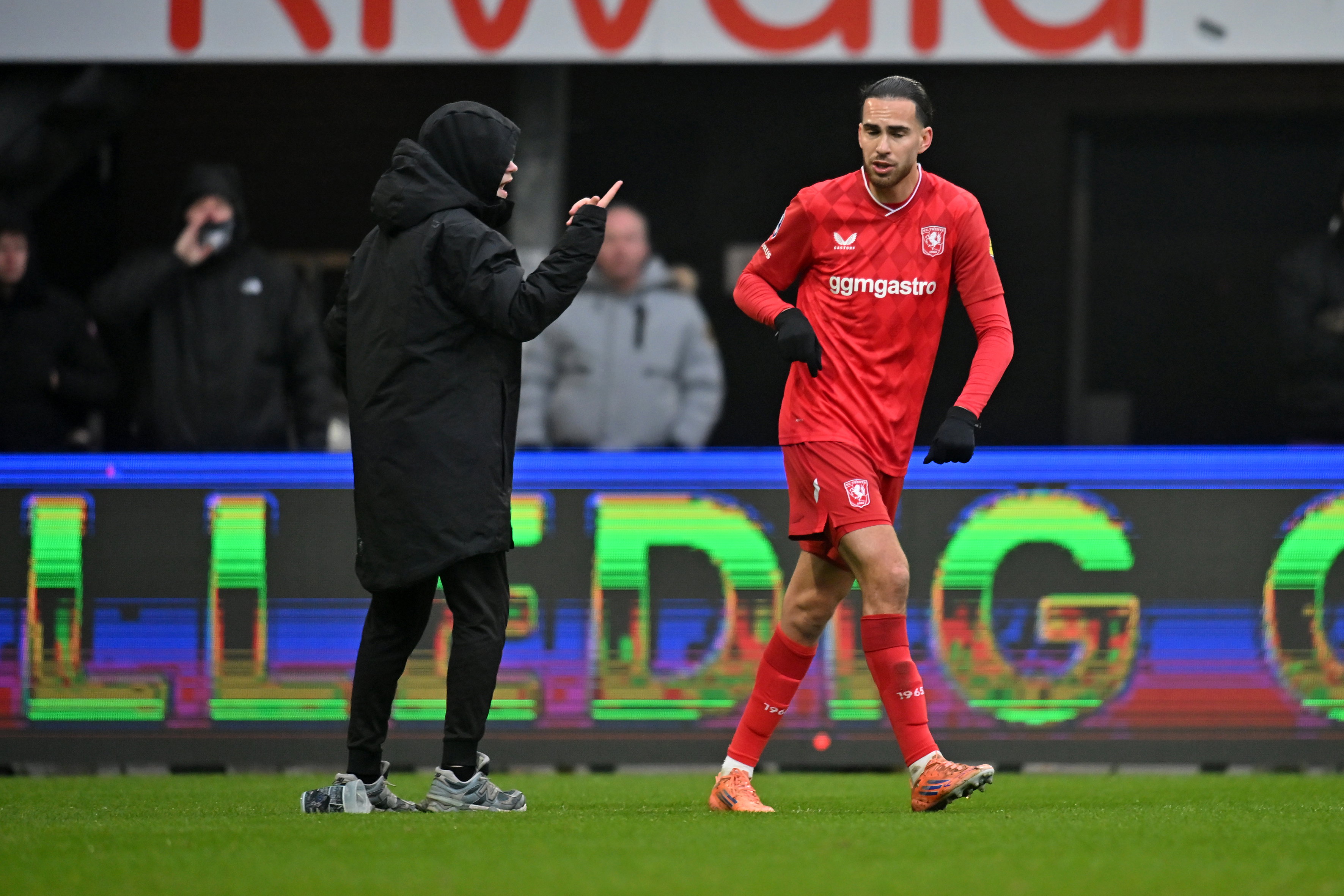 Ramiz Zerrouki en de ballenjongen van Heracles Almelo