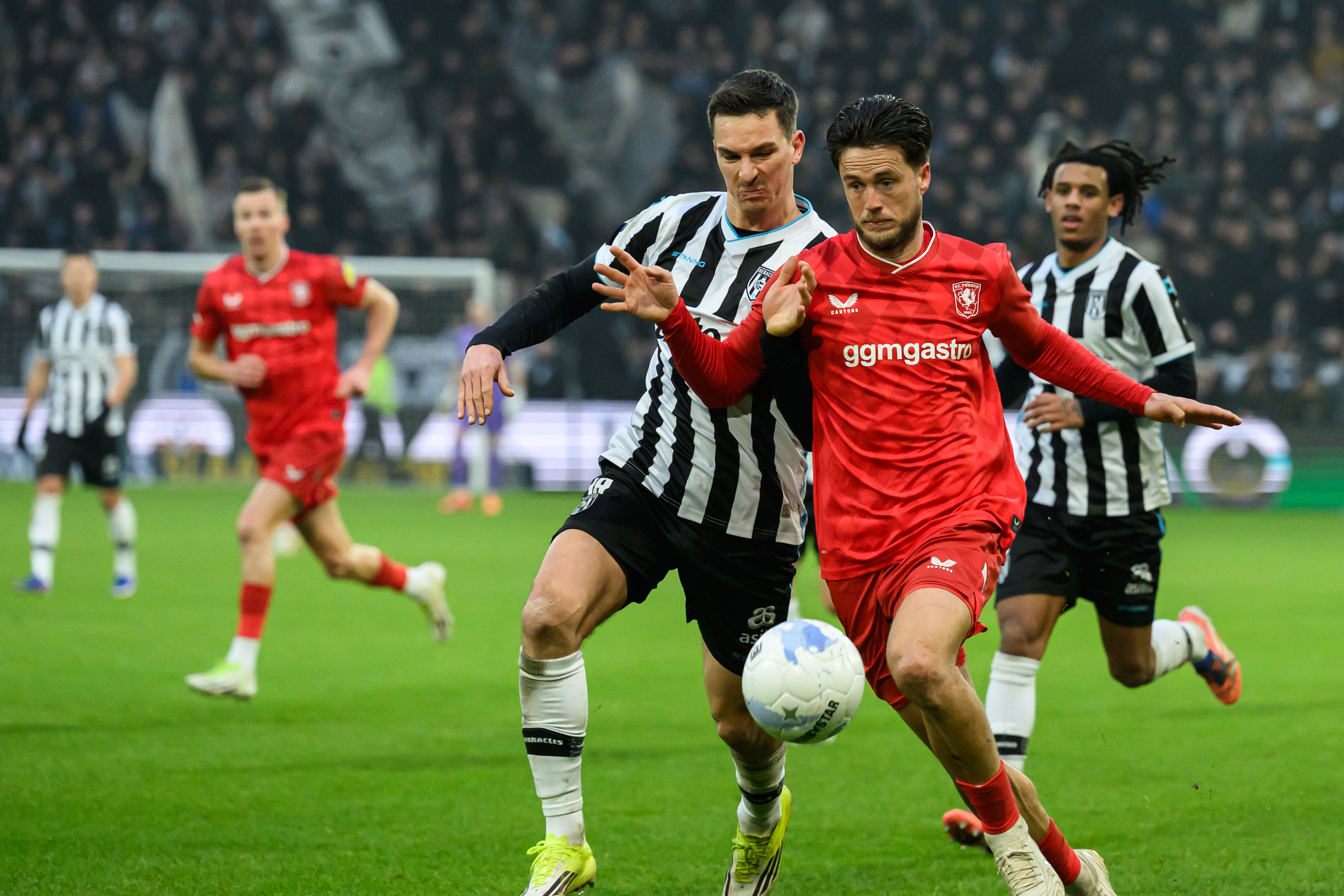 Alec Van Hoorenbeeck in duel met Ricky van Wolfswinkel