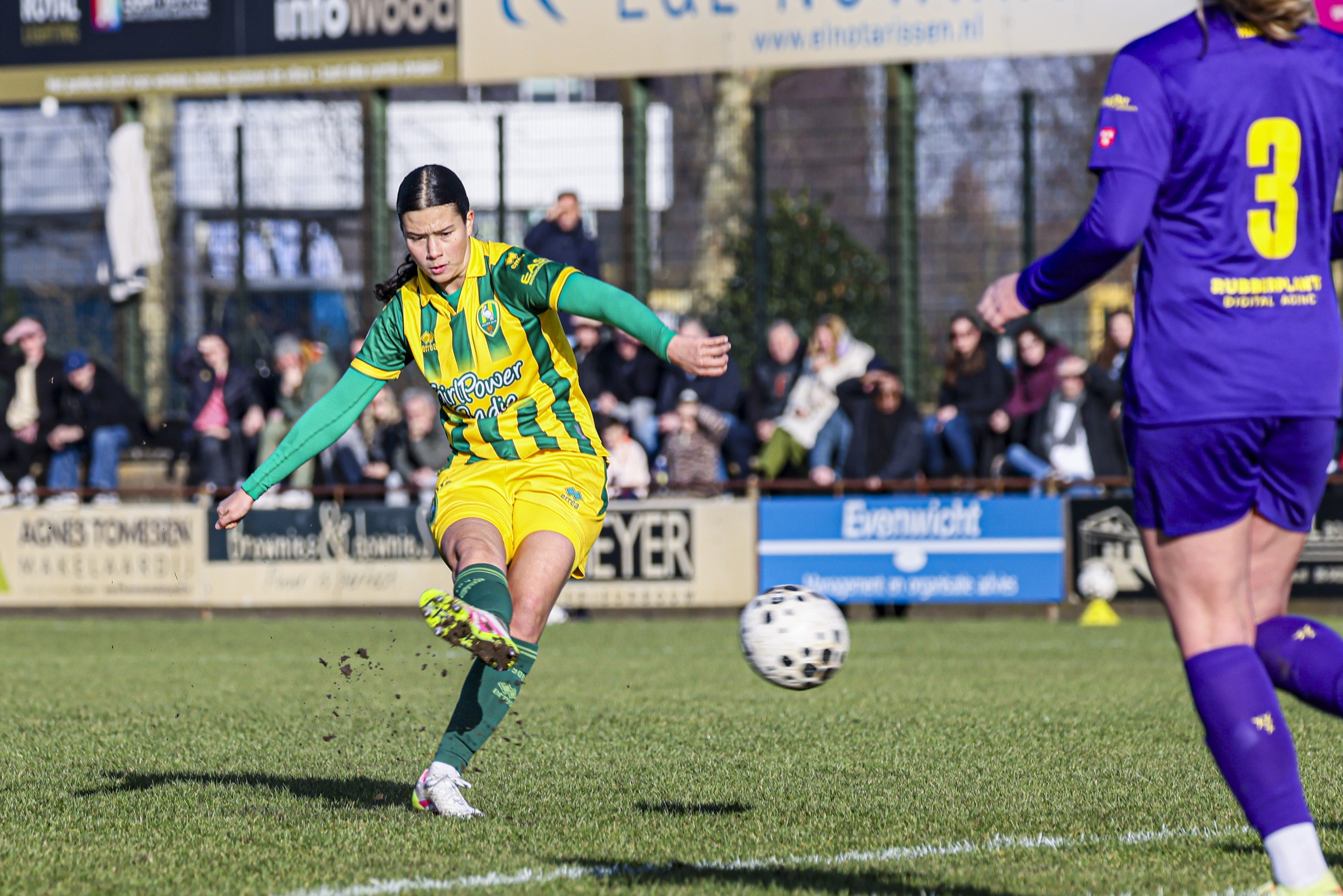 Dania Boussatta schiet een vrije trap namens ADO Den Haag