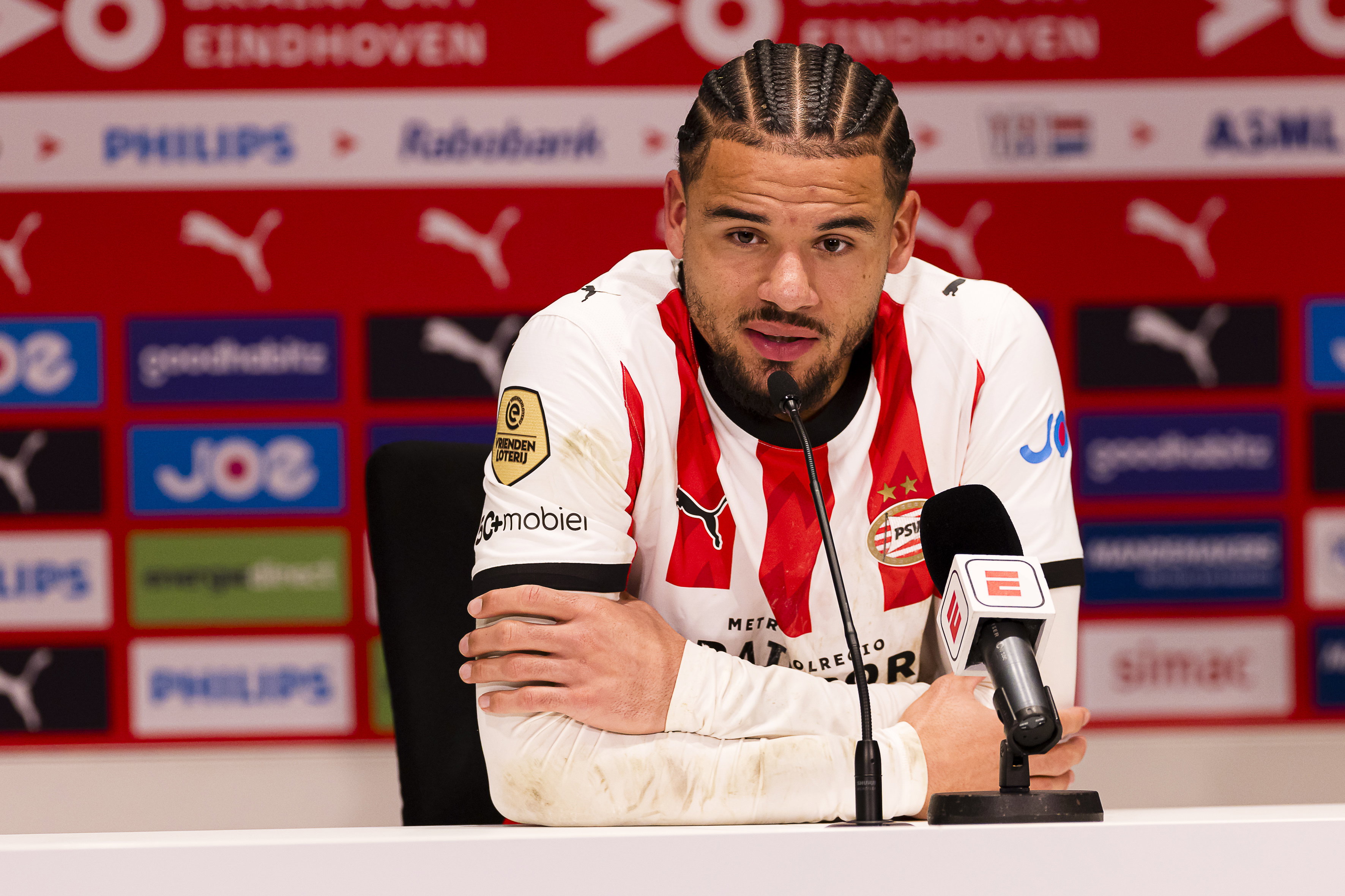 Armando Obispo op de persconferentie van PSV