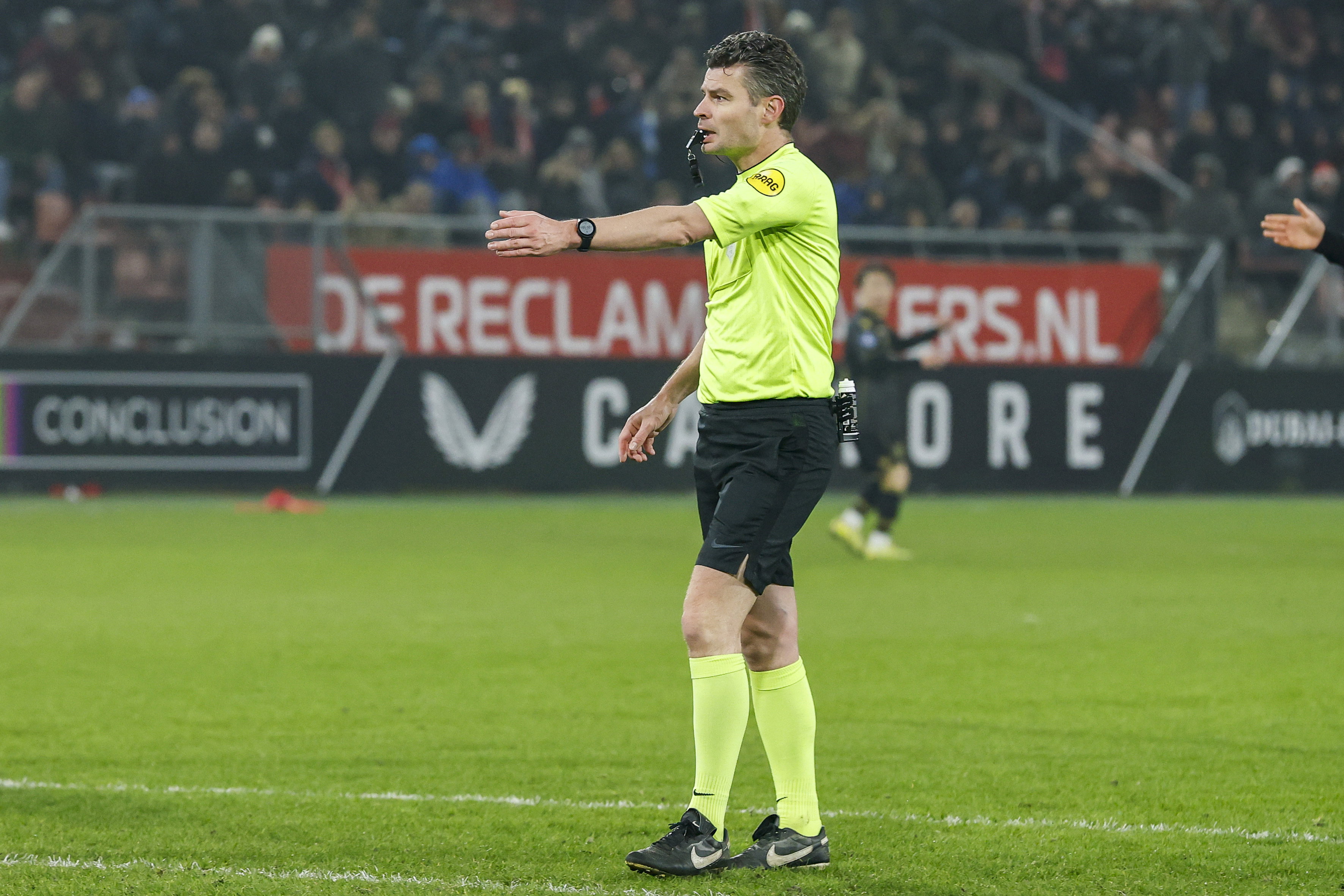 Erwin Blank geeft een penalty aan FC Utrecht