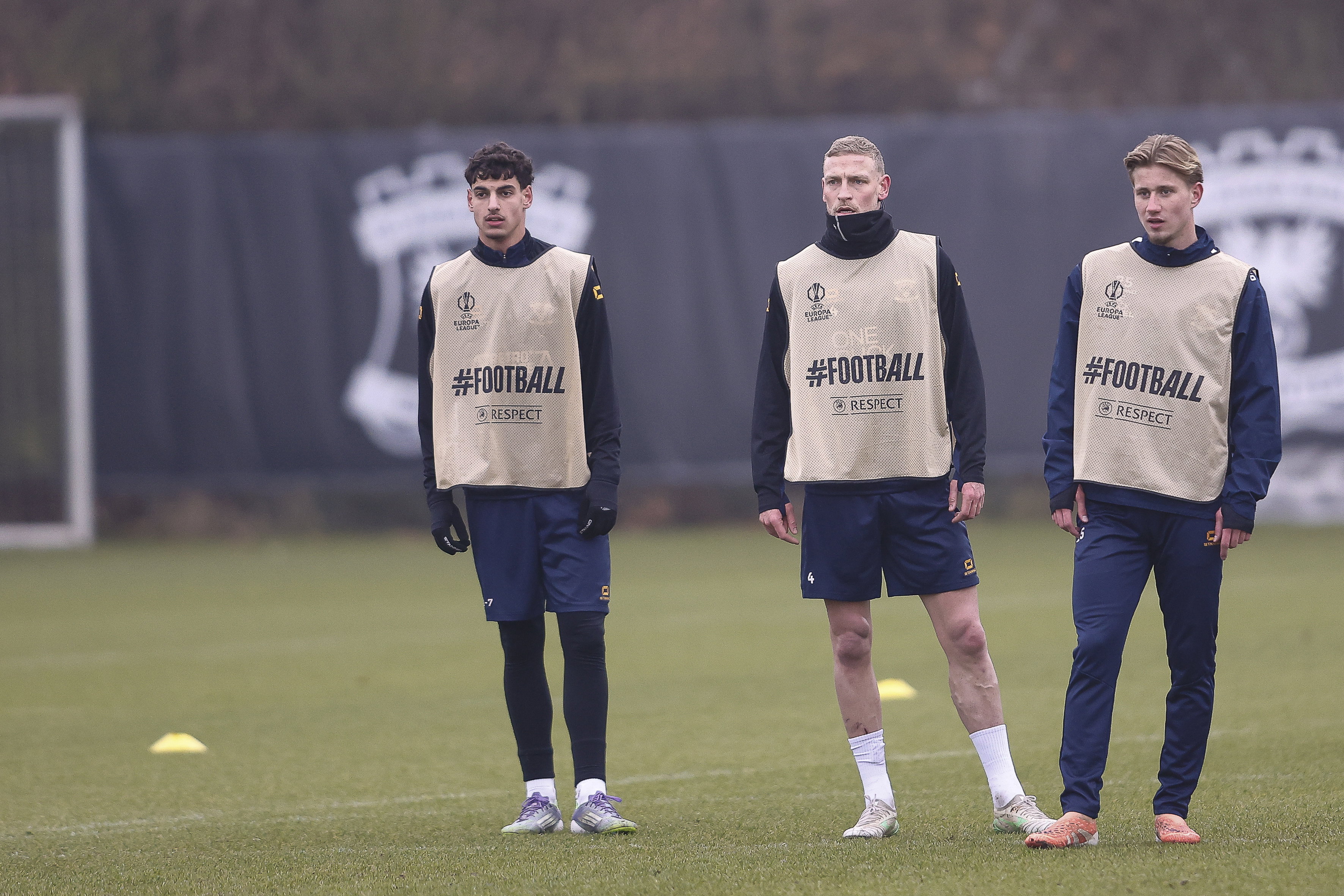 Dani Tijman, Joris Kramer, Giovanni van Zwam op het trainingsveld bij Go Ahead Eagles