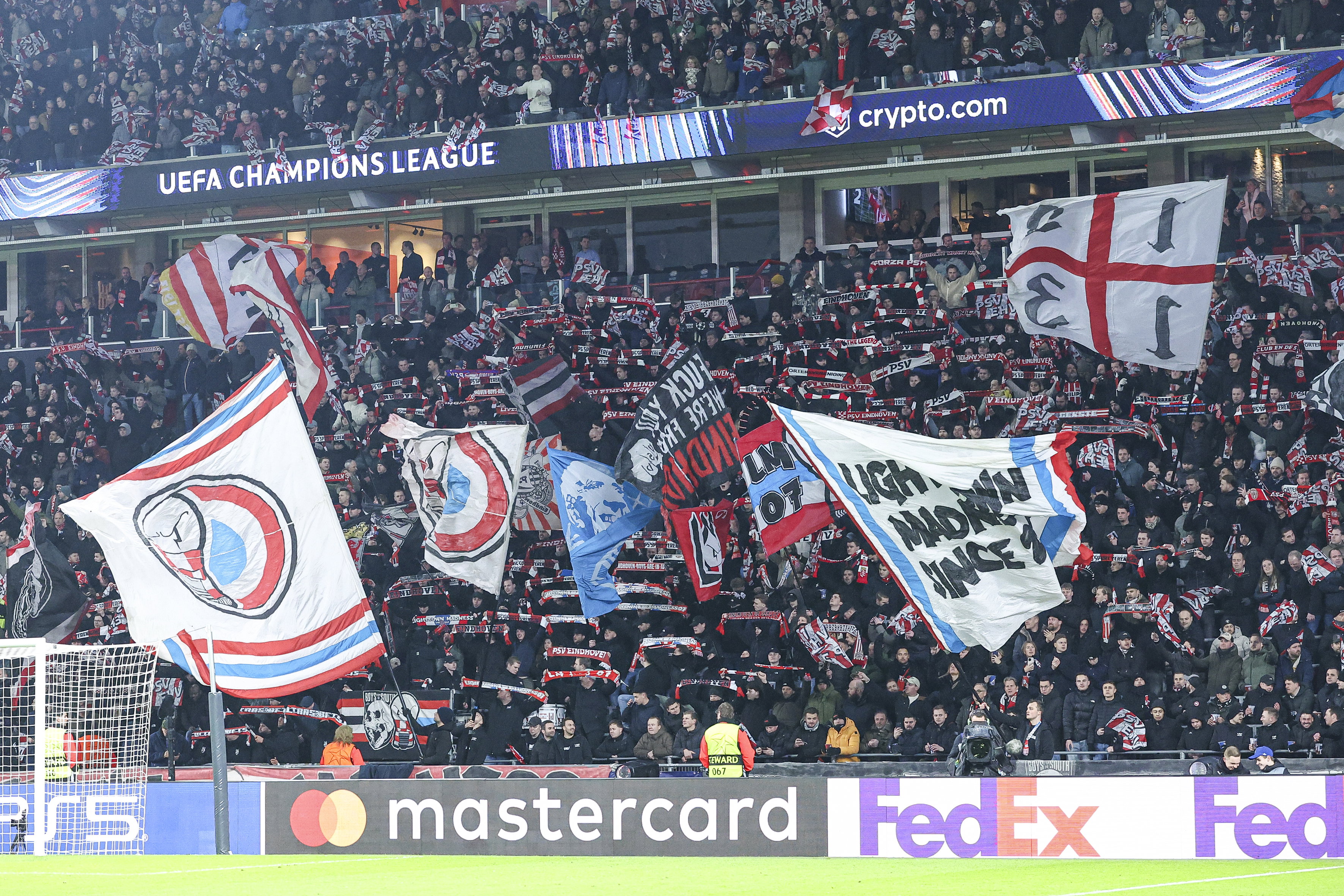 Supporters van PSV in het Philips Stadion tijdens een Champions League-wedstrijd