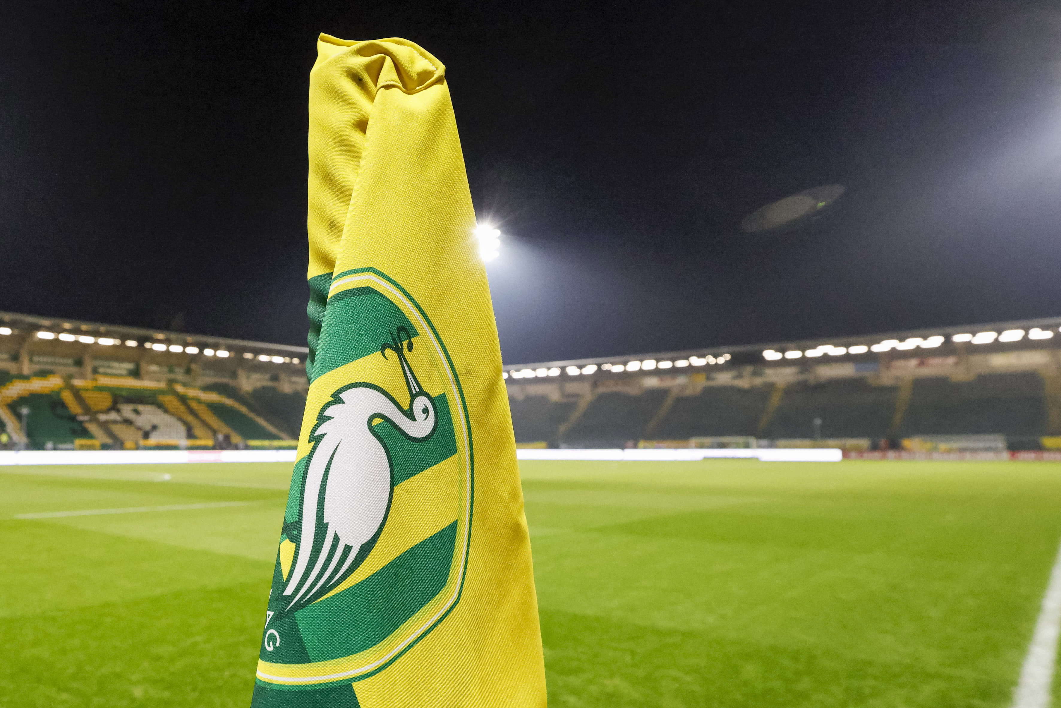 Het logo van ADO Den Haag op een cornervlag in het stadion