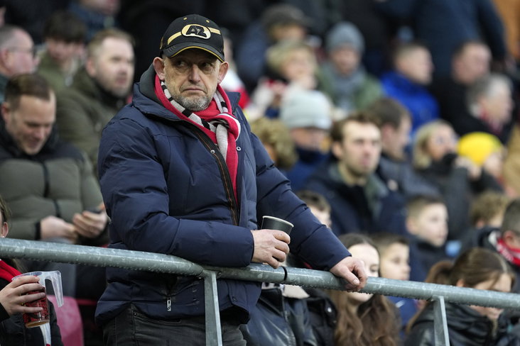 Een supporter van AZ tijdens het duel met NEC