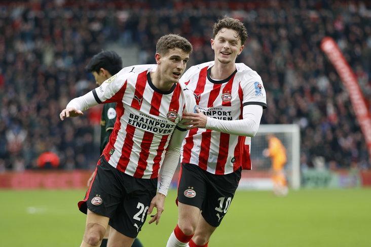 Guus Til en Paul Wanner vieren een treffer tegen Feyenoord