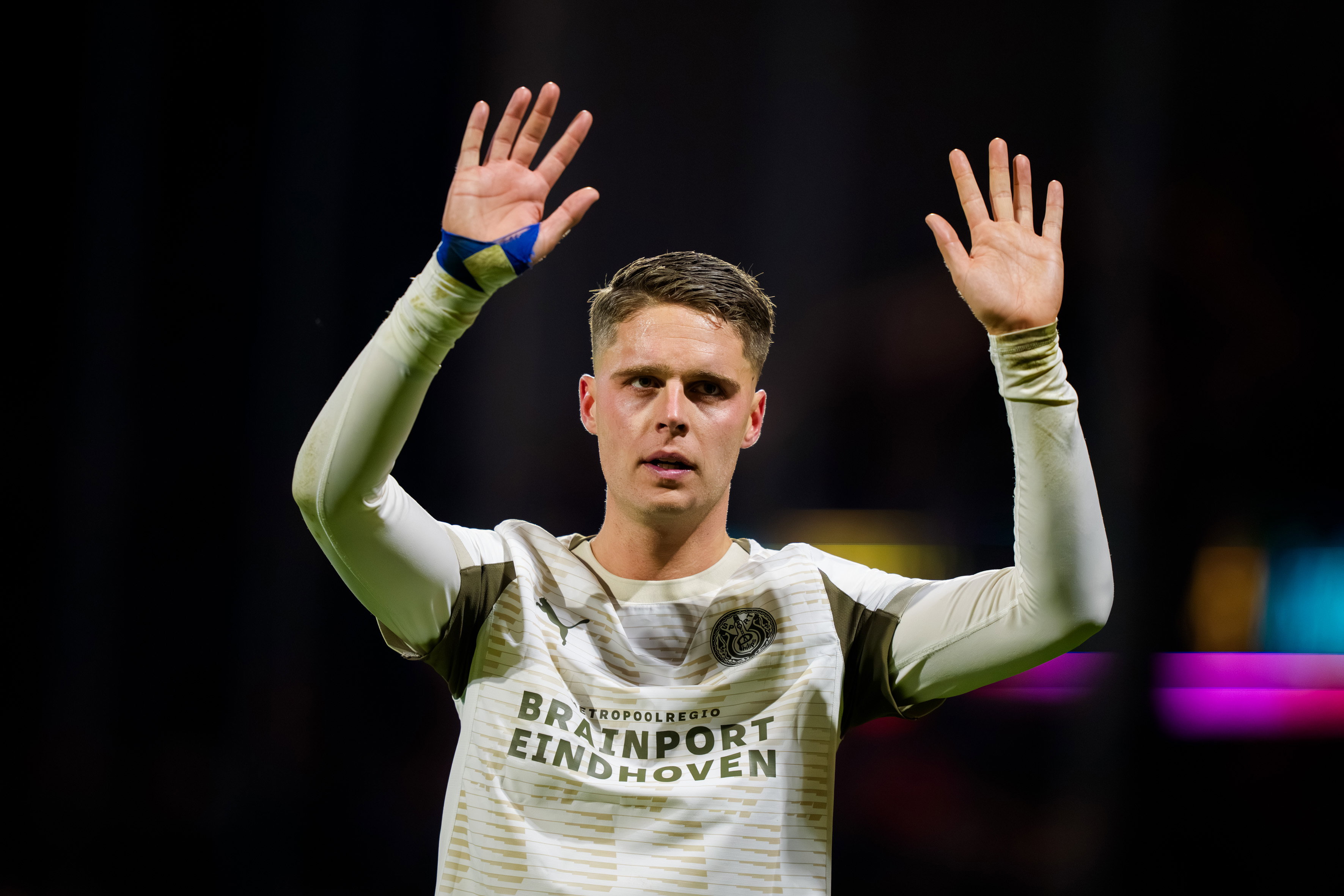 Joey Veerman verontschuldigt zich na de nederlaag in Volendam richting de PSV-supporters