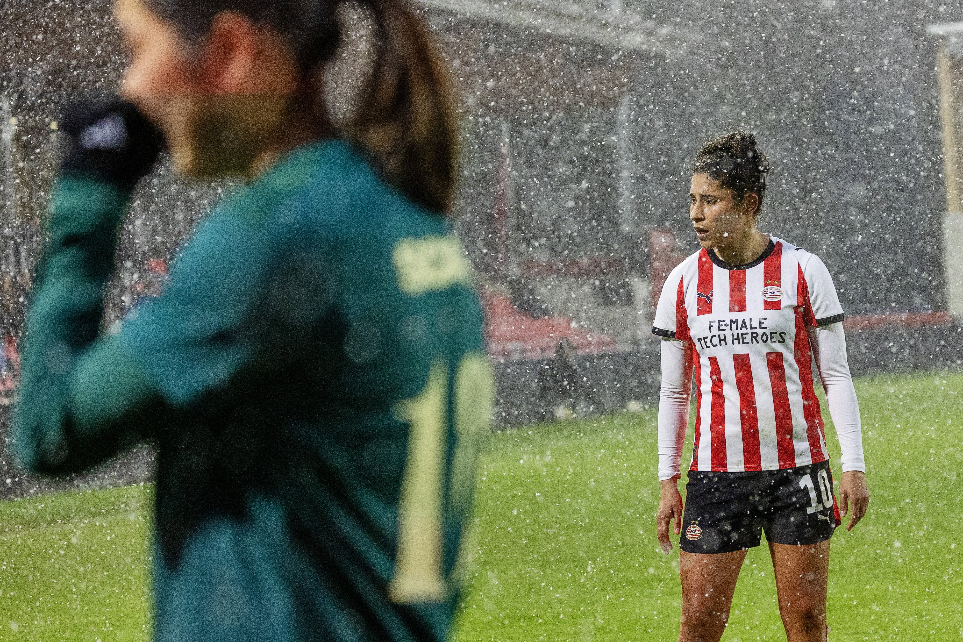 Chimera Ripa in de sneeuw tijdens PSV - PEC Zwolle