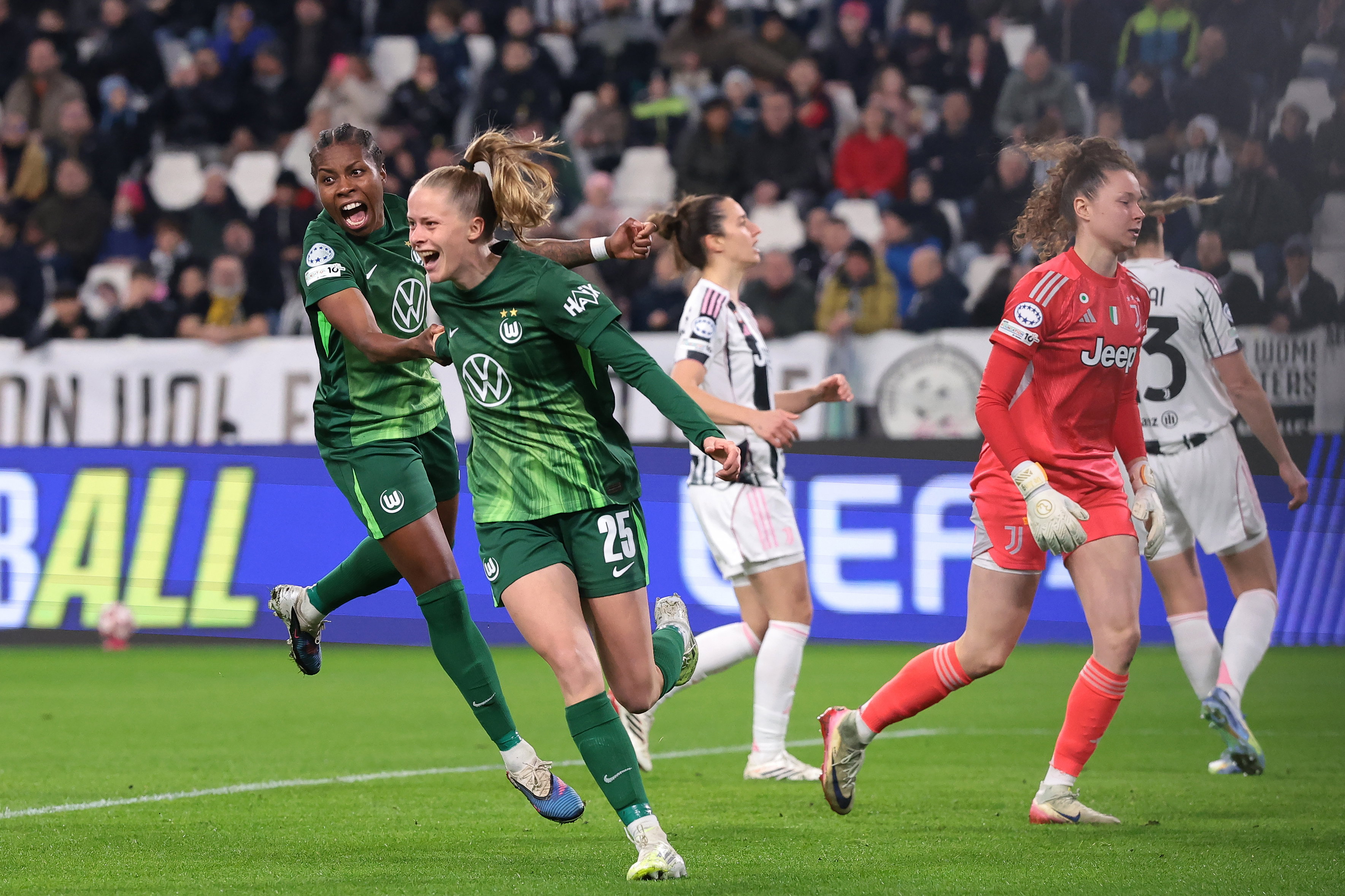 Lineth Beerensteyn en Vivien Endemann (VfL Wolfsburg) juichen