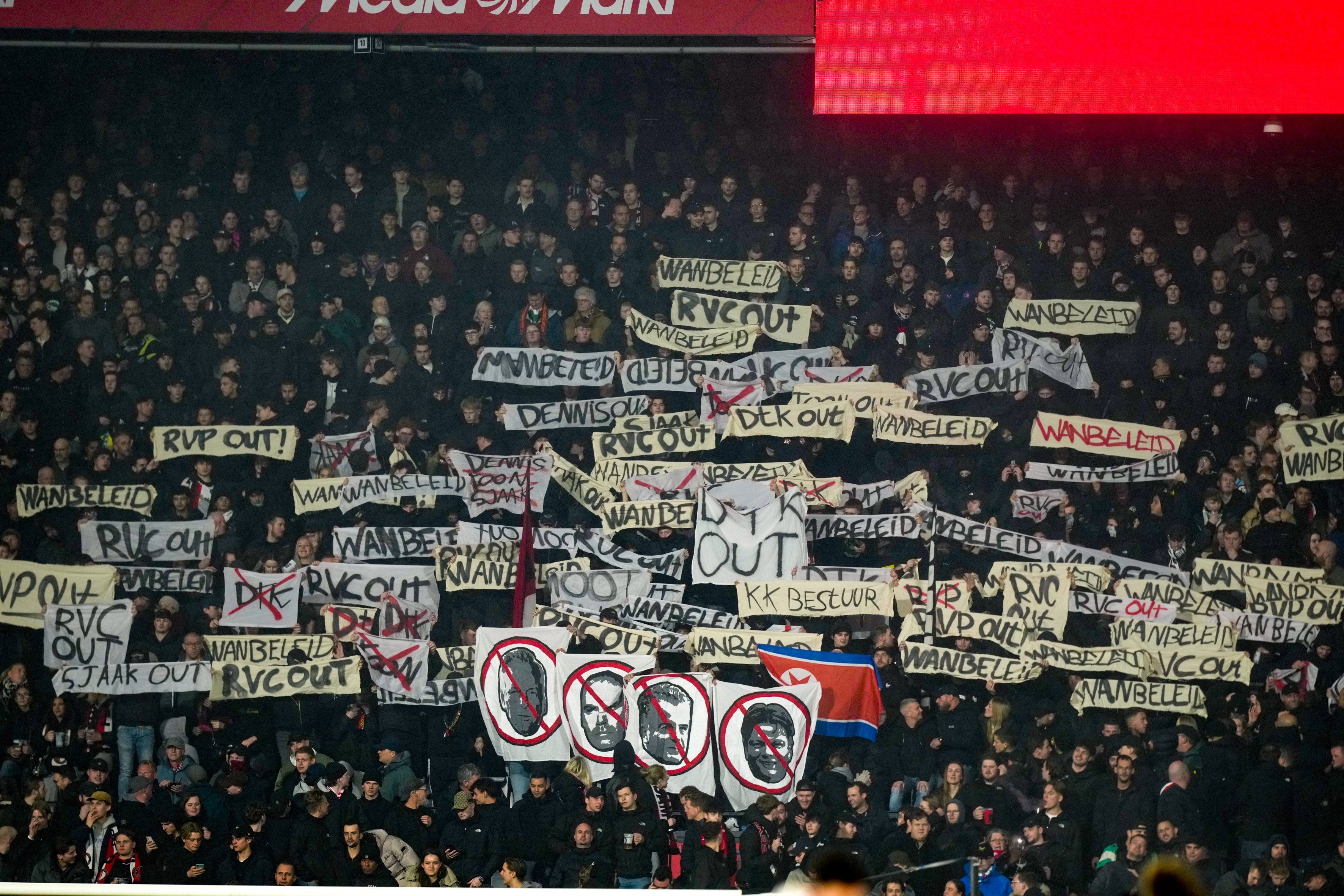Feyenoord-supporters tonen spandoeken in De Kuip