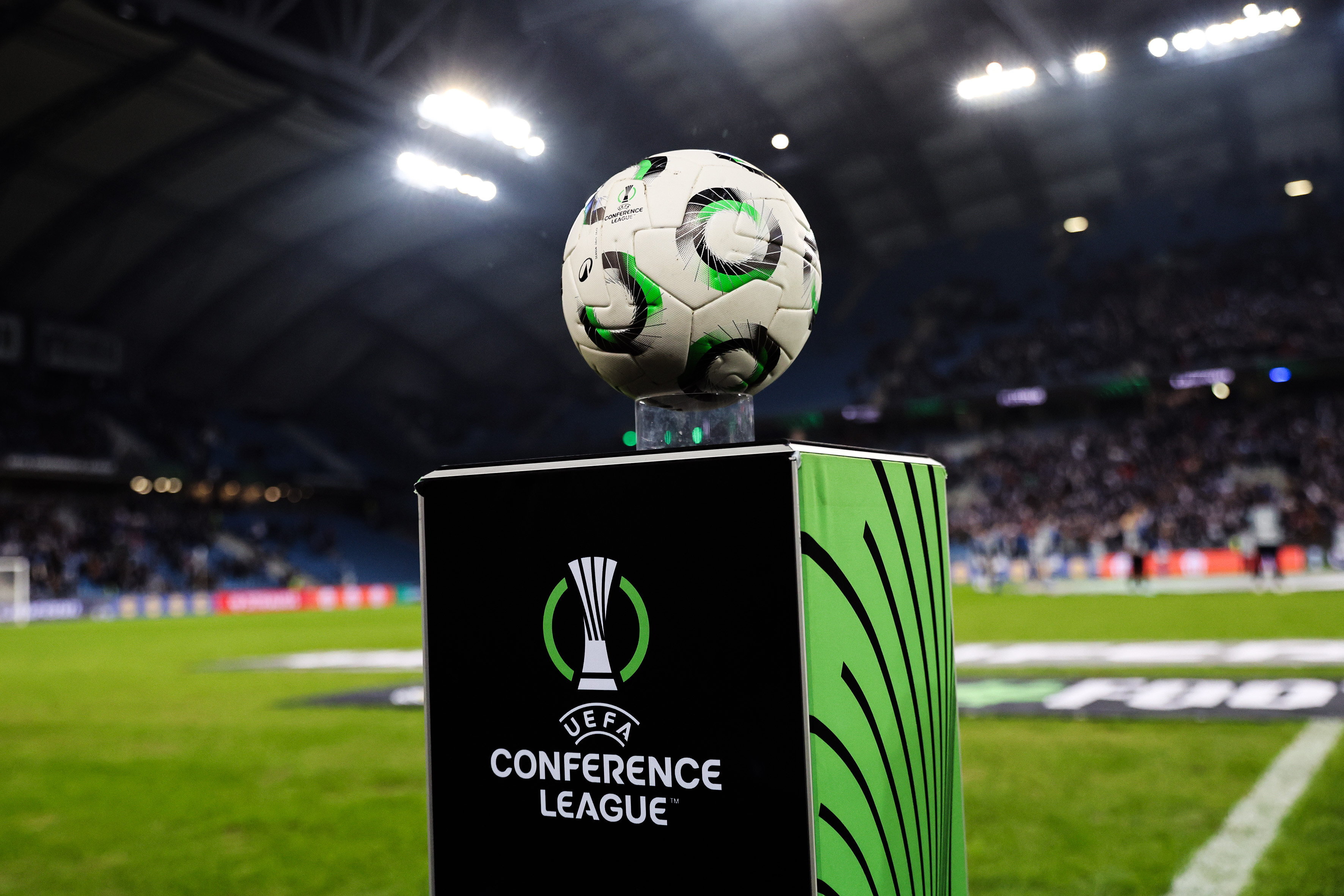 Een bal met het logo van de Conference League