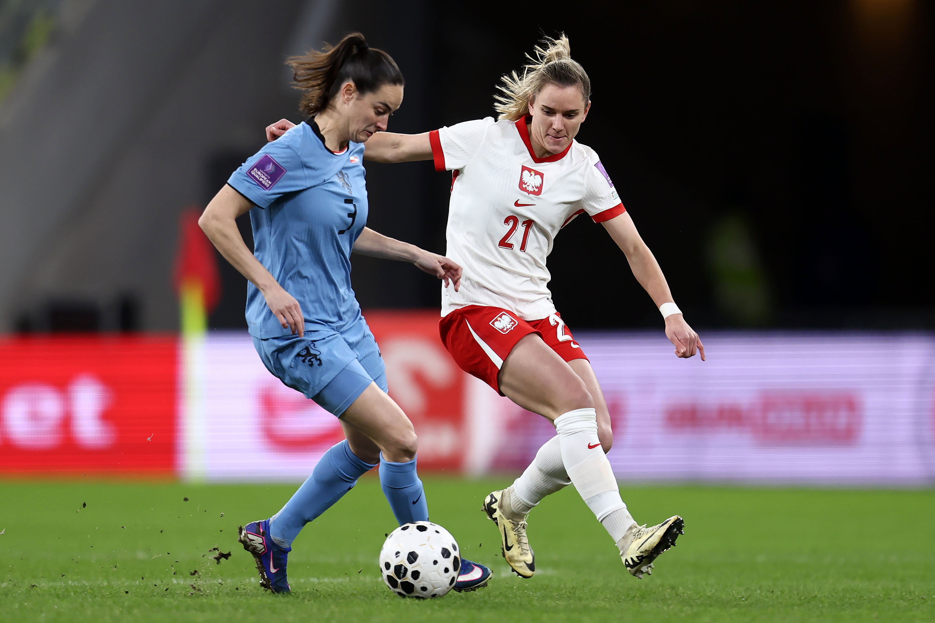 Caitlin Dijkstra in actie namens de OranjeLeeuwinnen tegen Polen