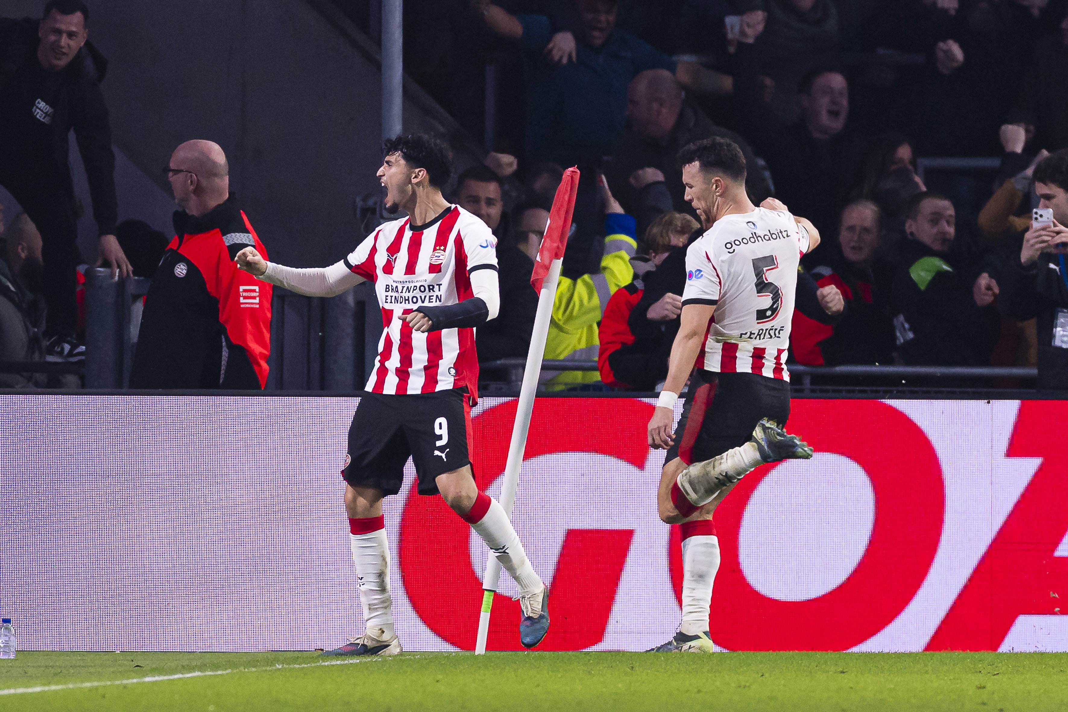 Ricardo Pepi en Ivan Perisic vieren de winnende treffer tegen AZ