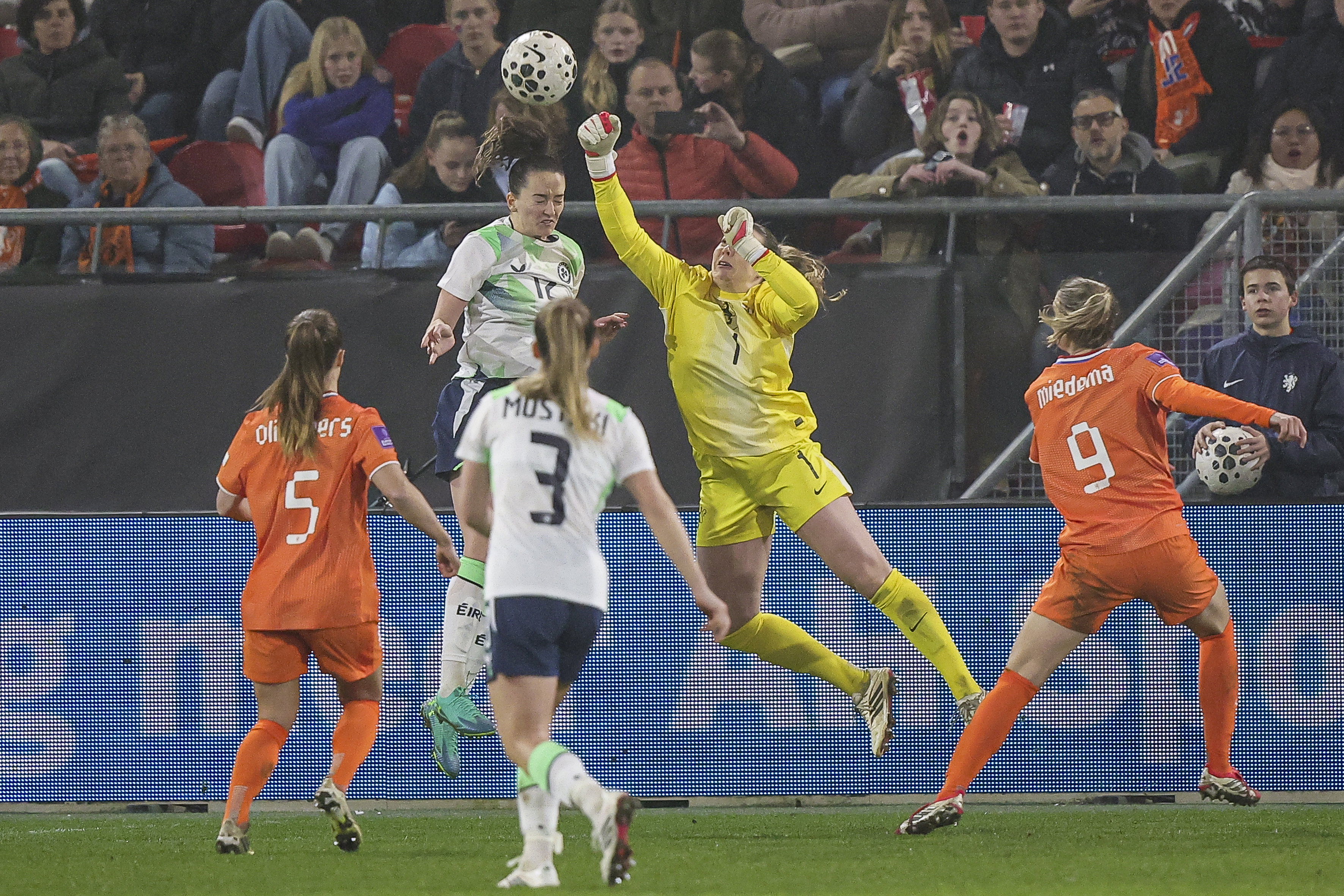 Lize Kop tijdens OranjeLeeuwinnen - Ierland