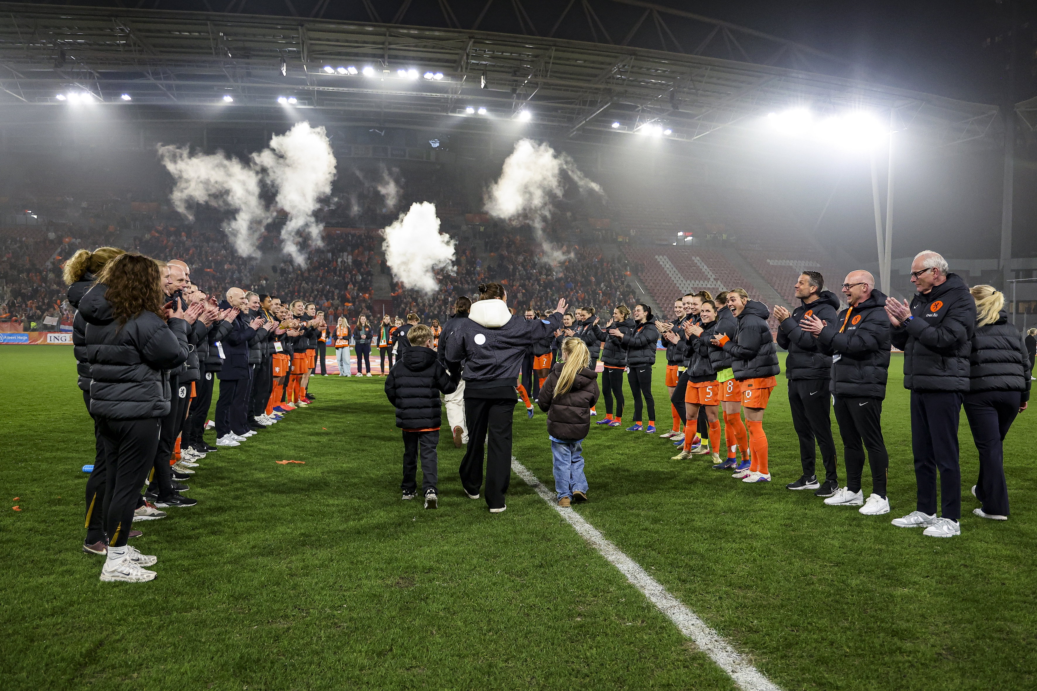 De OranjeLeeuwinnen nemen afscheid van zestien oud-internationals