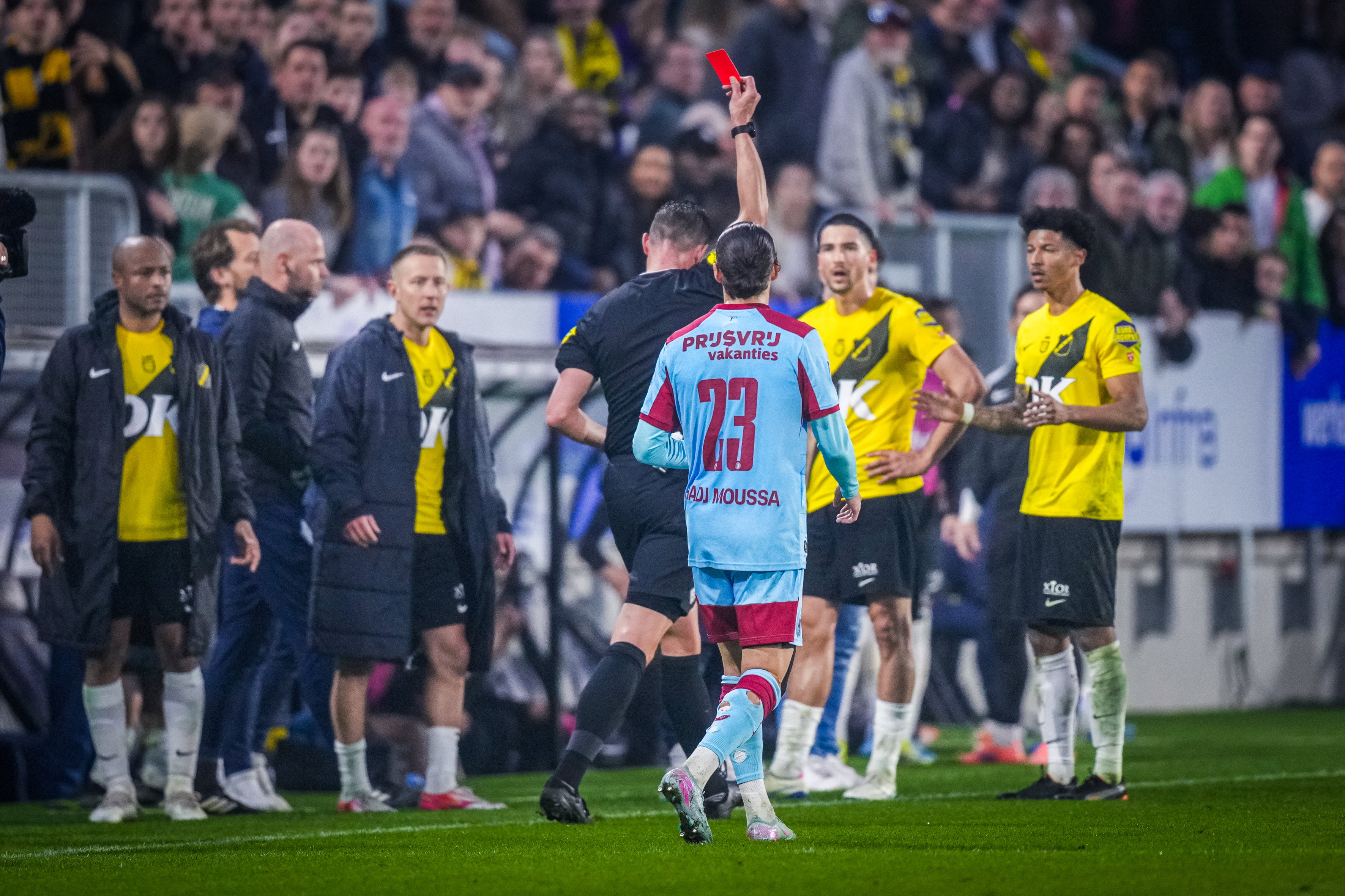 Scheidsrechter Manshot geeft rood aan Greiml