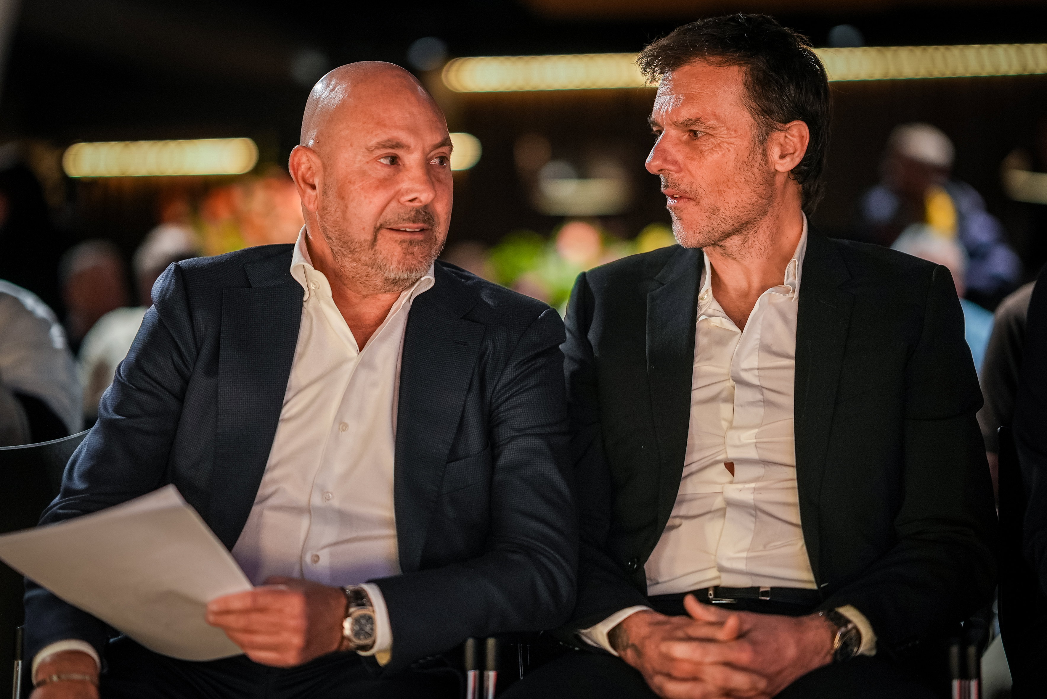 Lesley Bamberger en Duncan Stutterheim bij de Buitengewone Algemene Vergadering van Aandeelhouders van Ajax