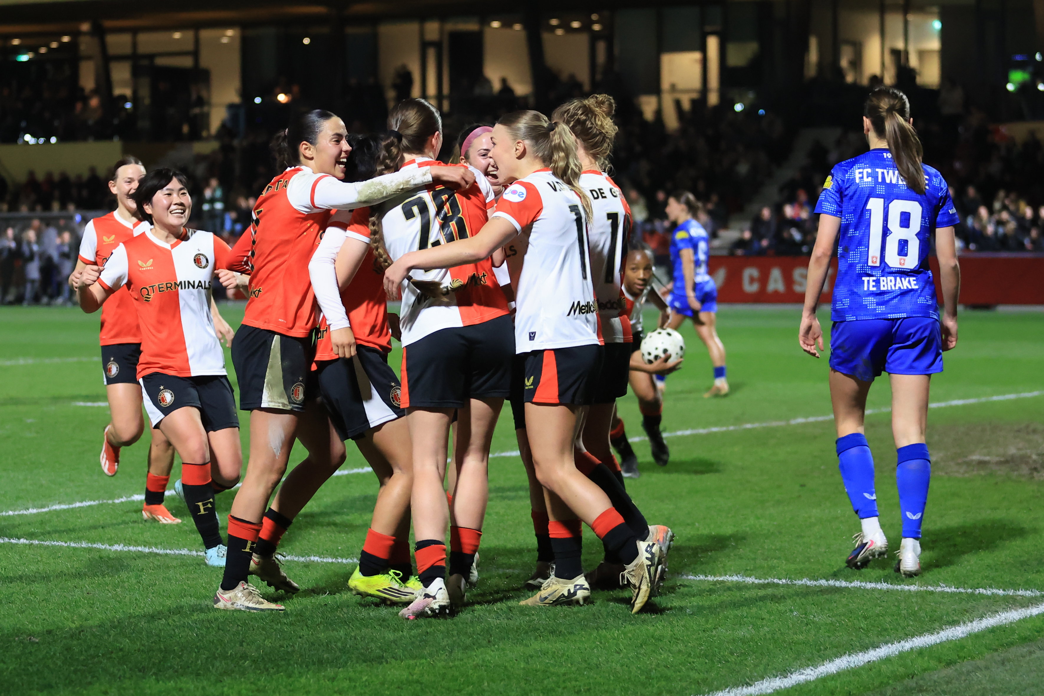 Feyenoord juicht na een doelpunt tegen FC Twente