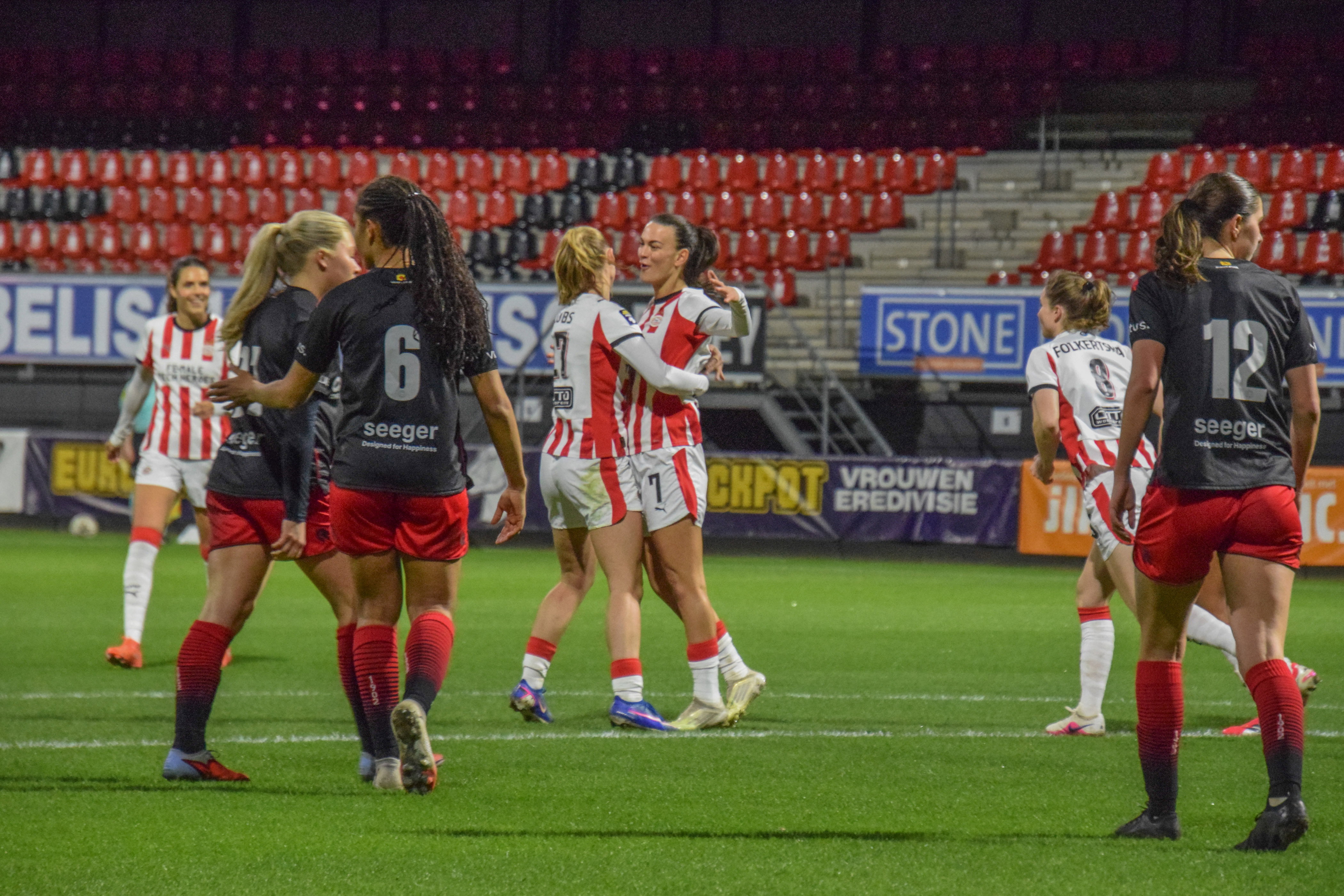 PSV juicht na een goal tegen Excelsior