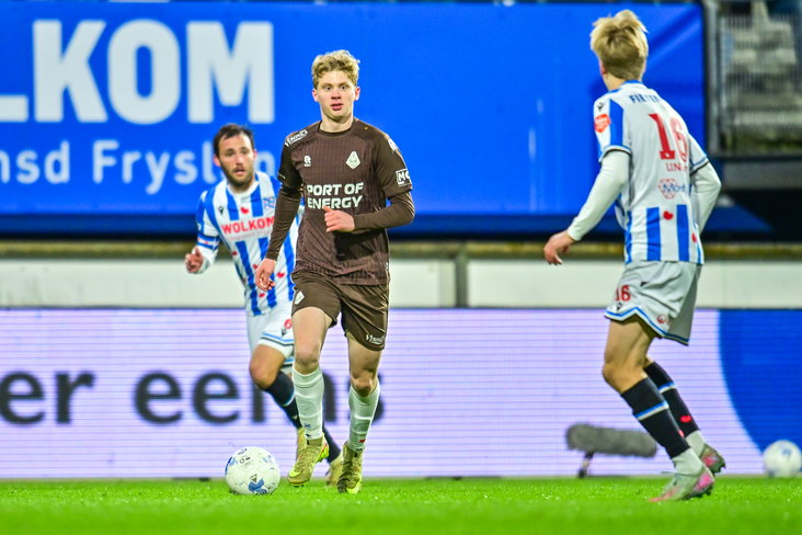 Cedric Hatenboer aan de bal tegen SC Heerenveen