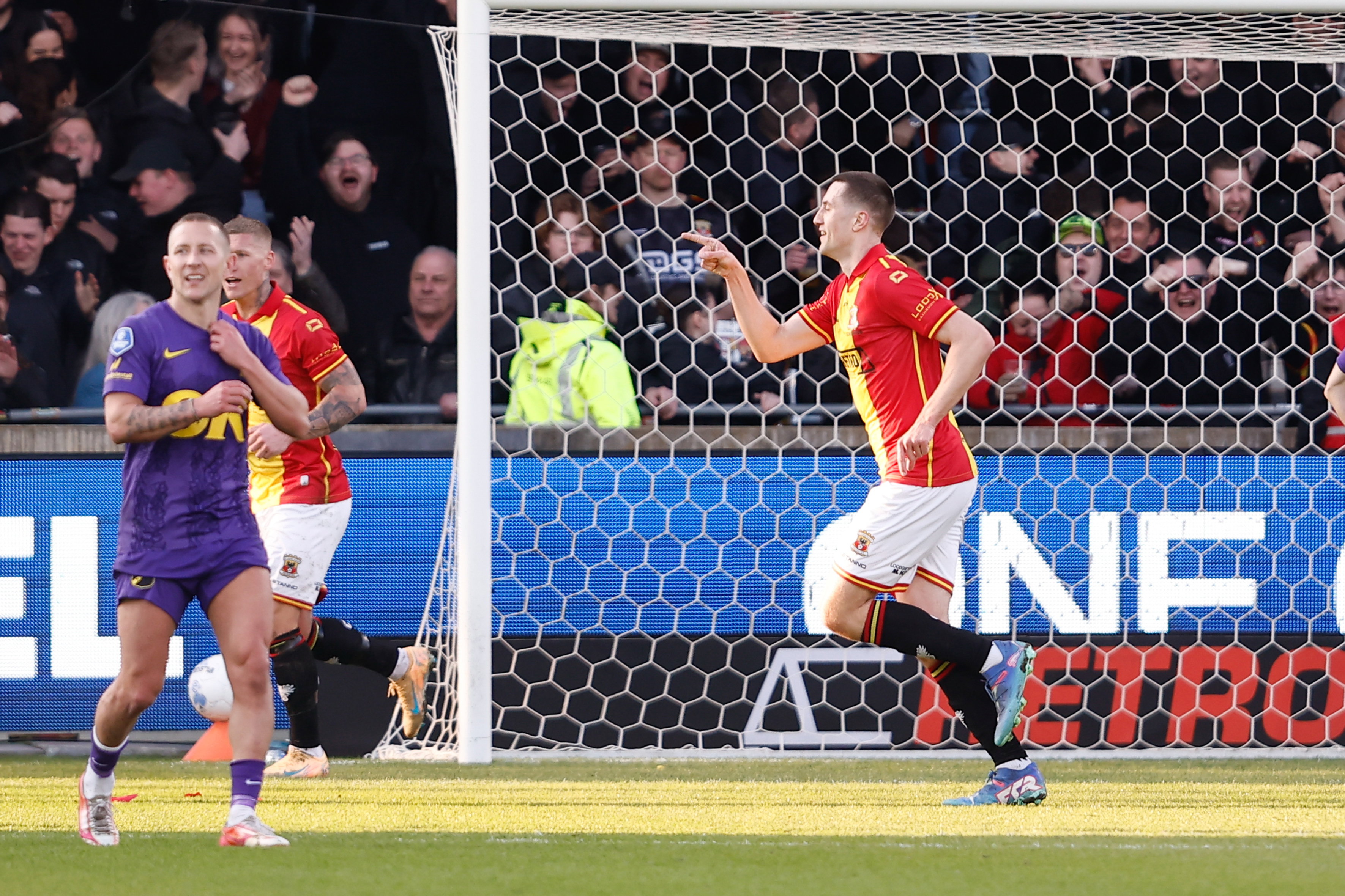 Go Ahead Eagles juicht tegen NAC Breda