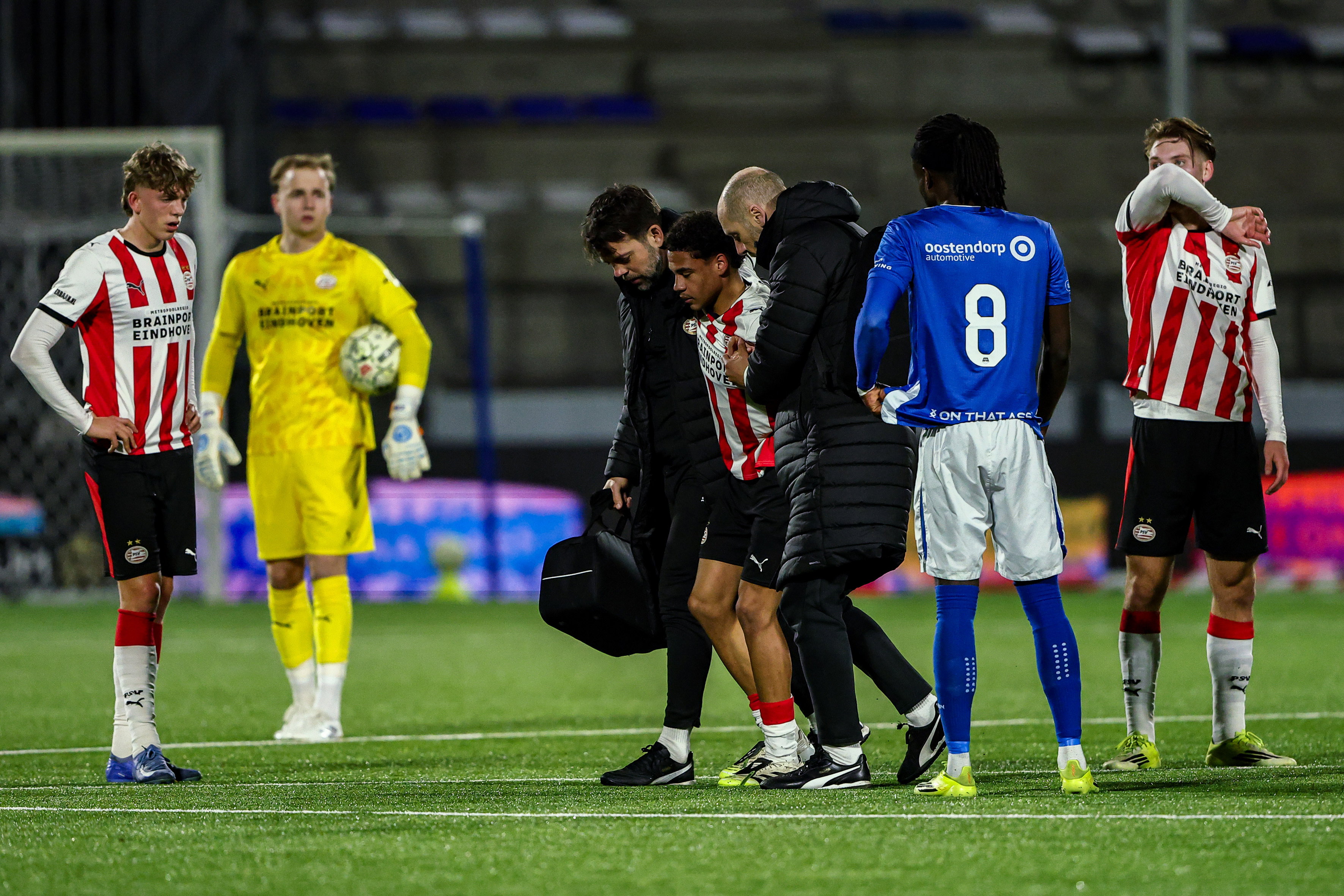 Noah Fernandez moet van het veld