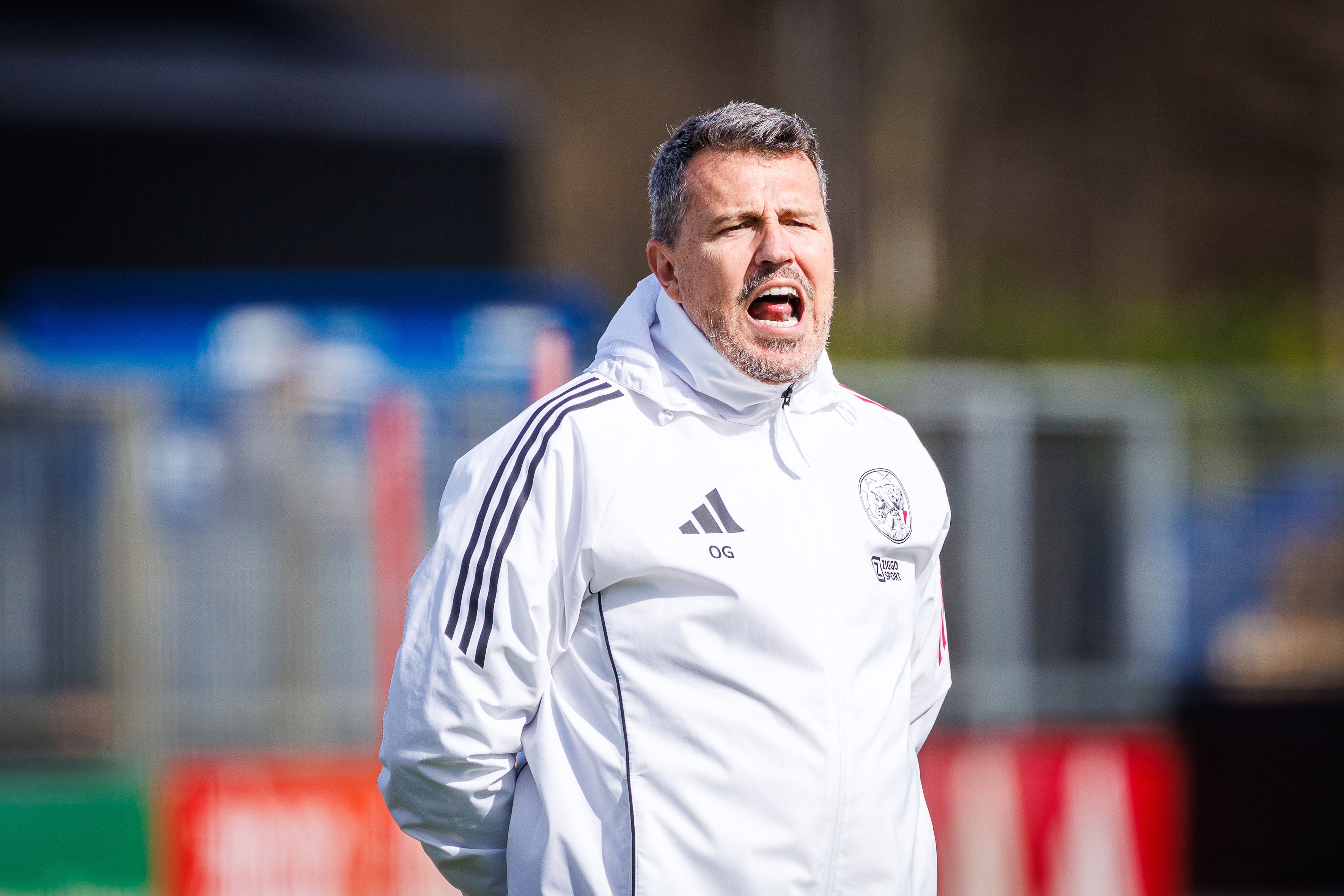 Óscar García op het trainingsveld bij Ajax