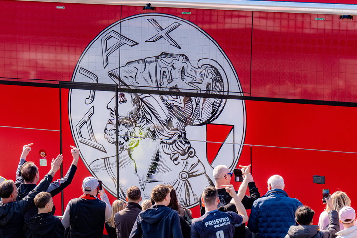 De spelersbus van Ajax bij De Kuip