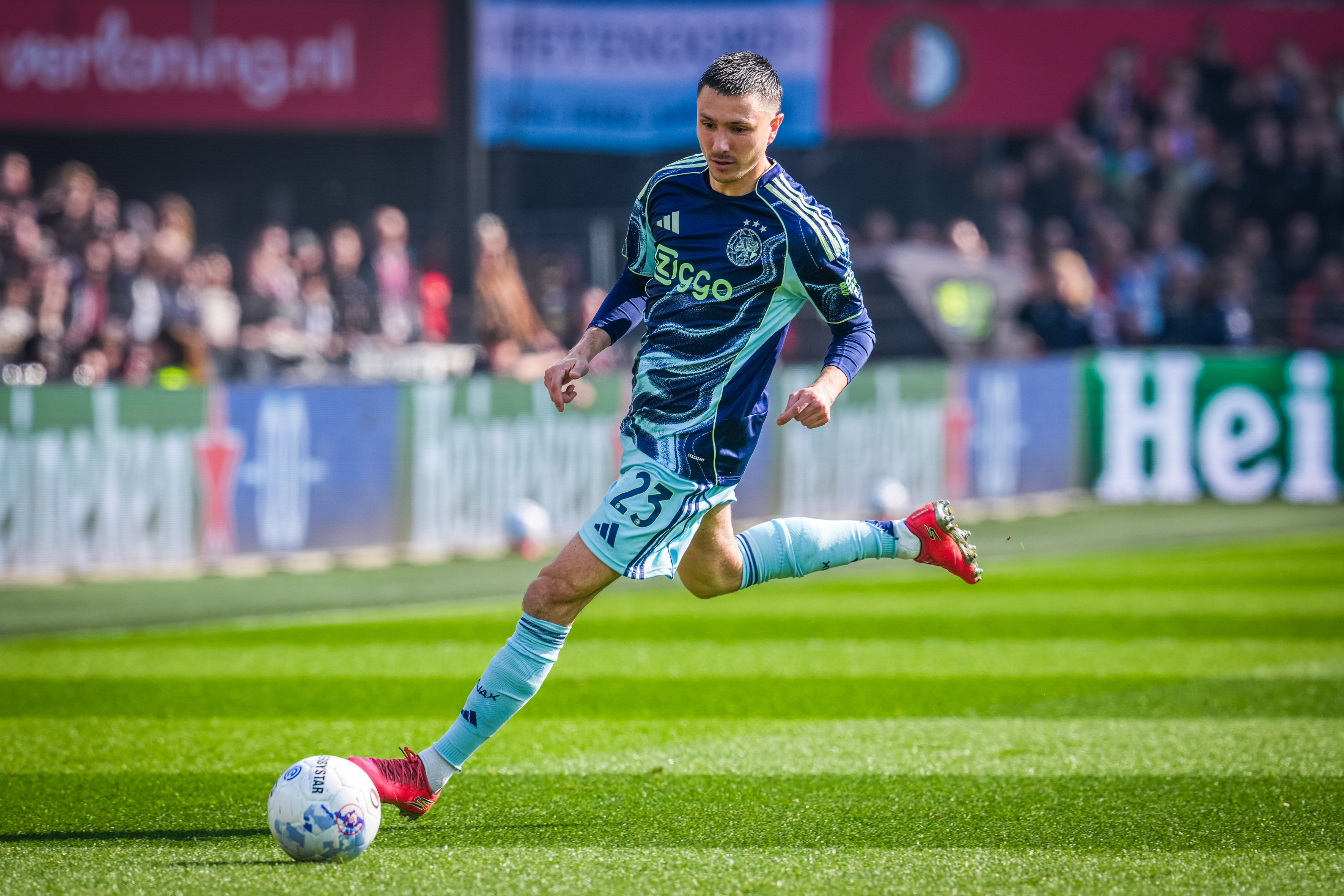 Steven Berghuis aan de bal