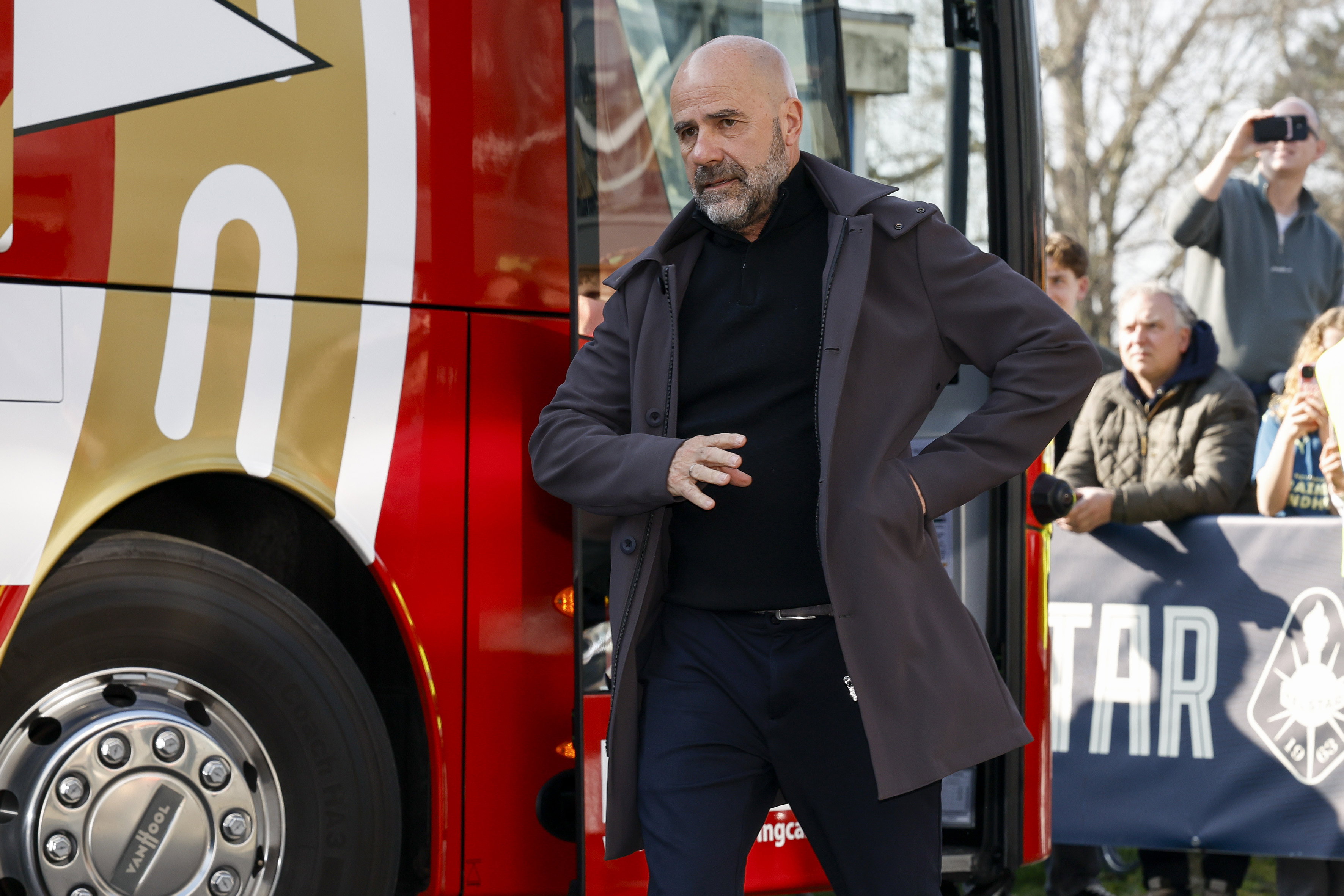 Peter Bosz stapt uit de spelersbus van PSV