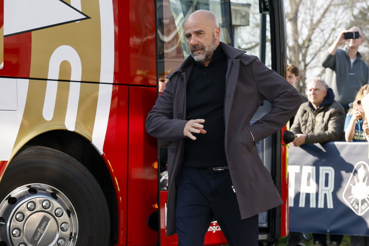 Peter Bosz stapt uit de spelersbus van PSV