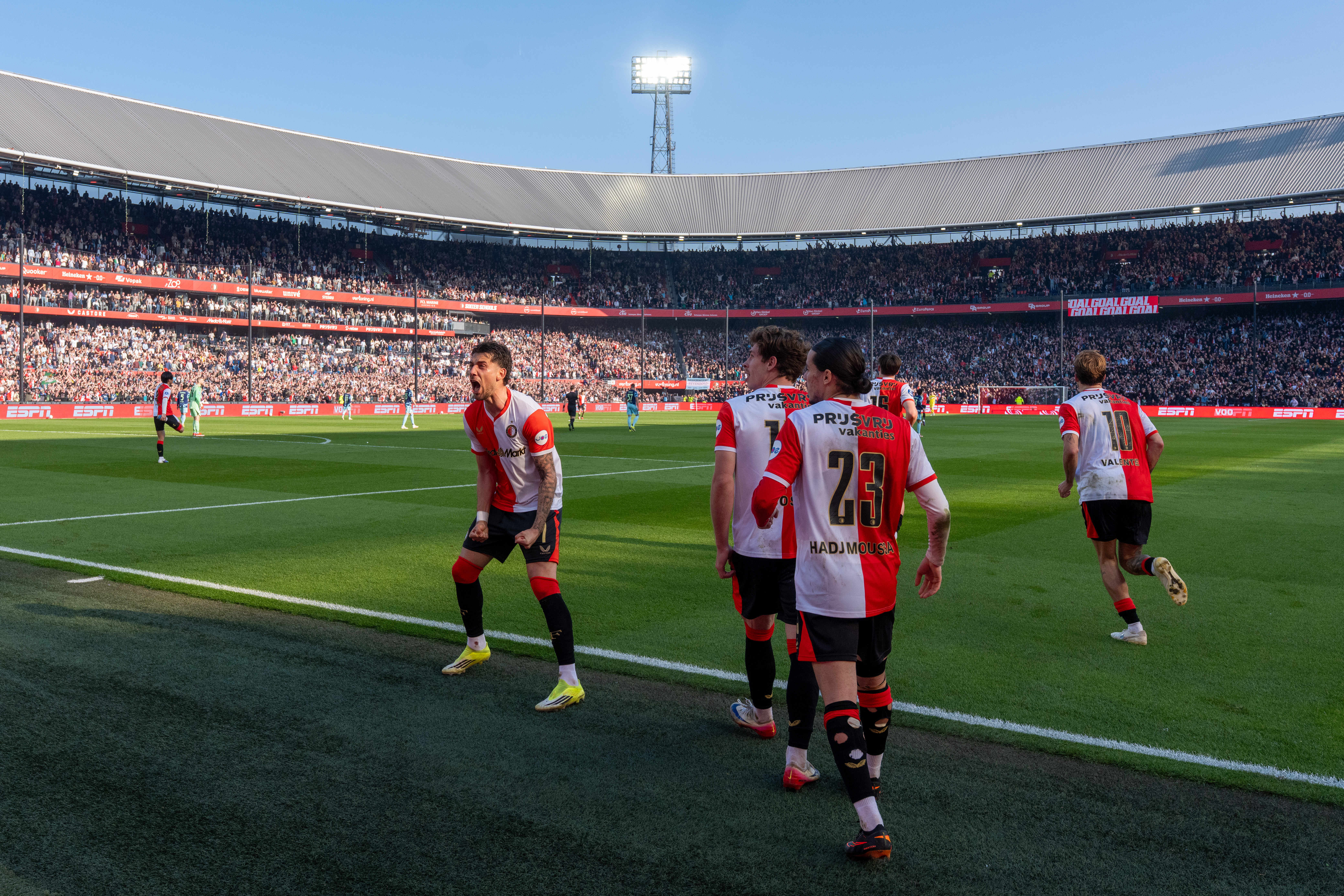 Feyenoord viert de gelijkmaker tegen Ajax