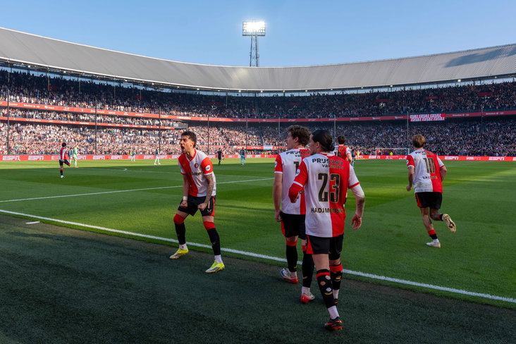Feyenoord viert de gelijkmaker tegen Ajax