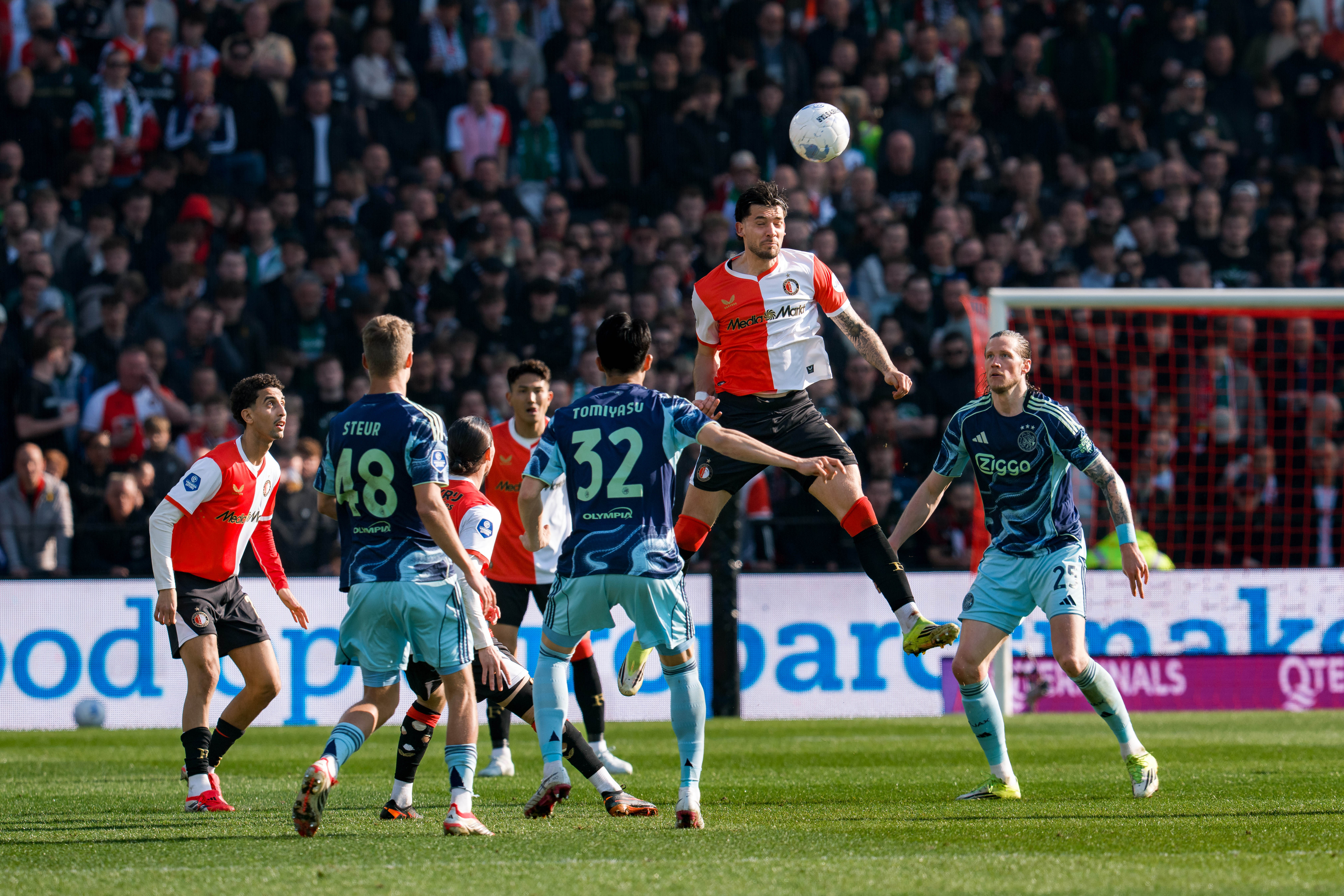 Jakub Moder, Wout Weghorst, Sean Steur en Takehiro Tomiyasu