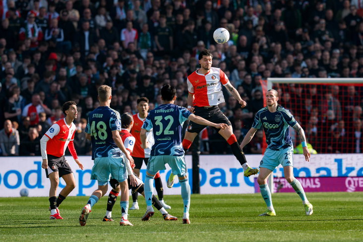 Jakub Moder, Wout Weghorst, Sean Steur en Takehiro Tomiyasu