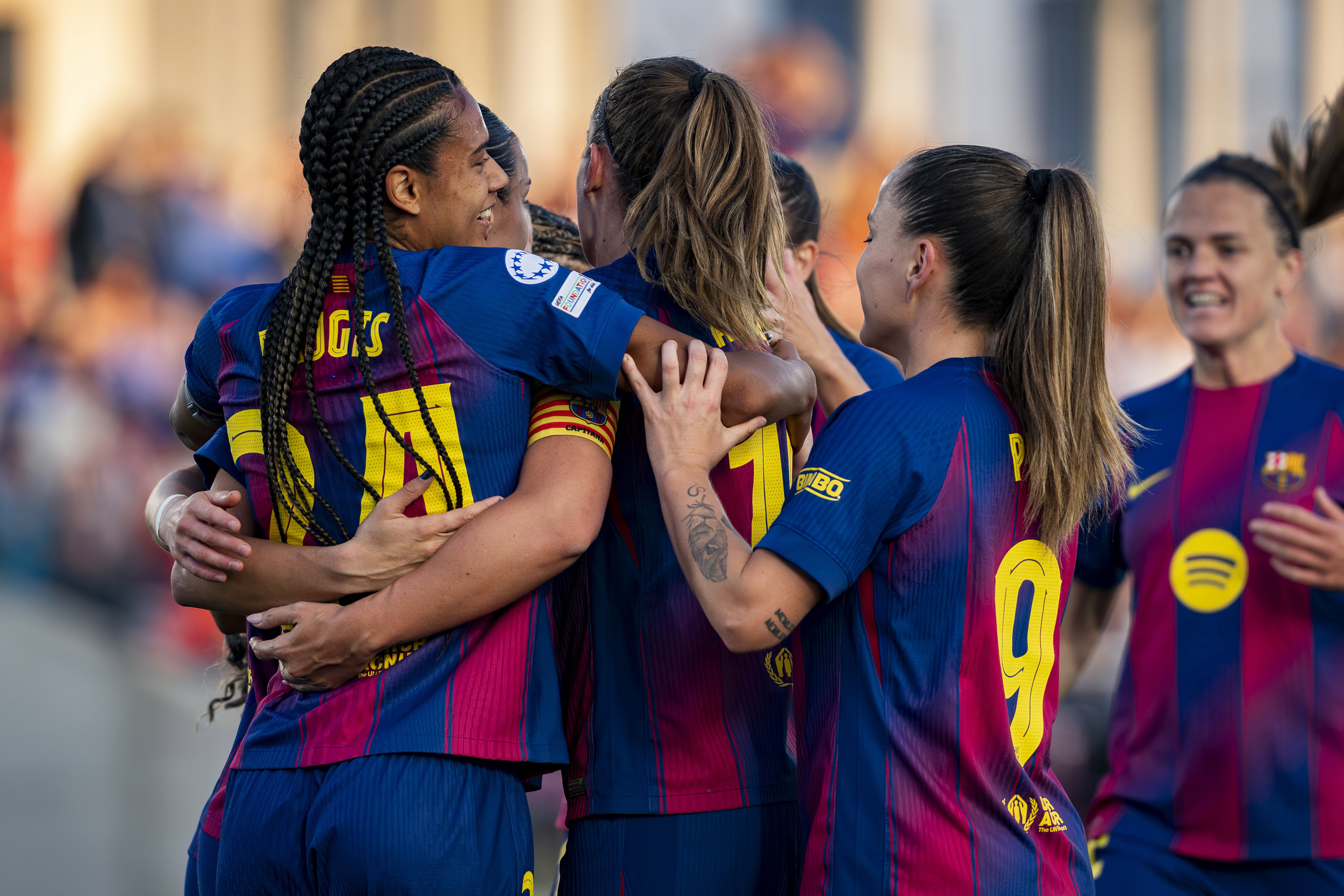 Esmee Brugts wordt gefeliciteerd met haar goal voor FC Barcelona
