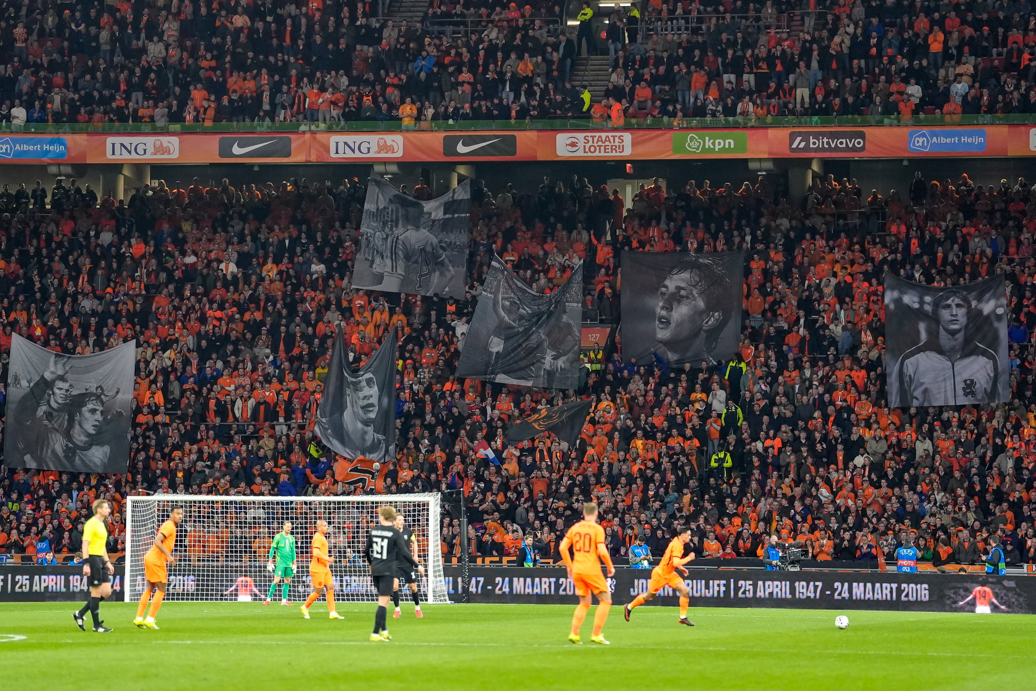 Cruijff geëerd door Oranje-fans in ArenA