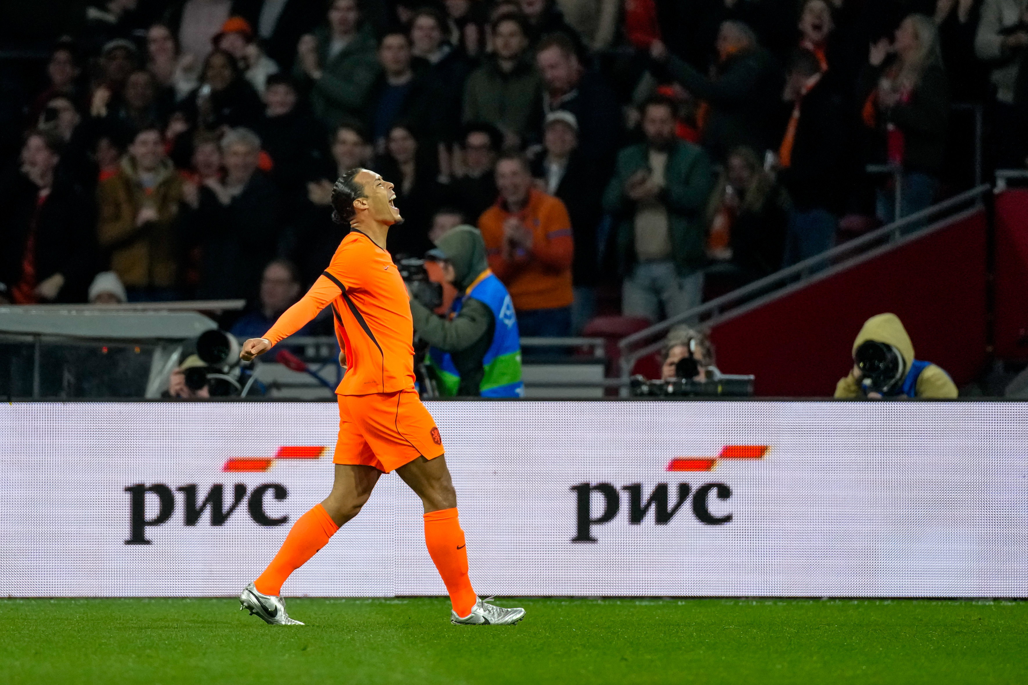 Virgil van Dijk viert zijn goal tegen Noorwegen