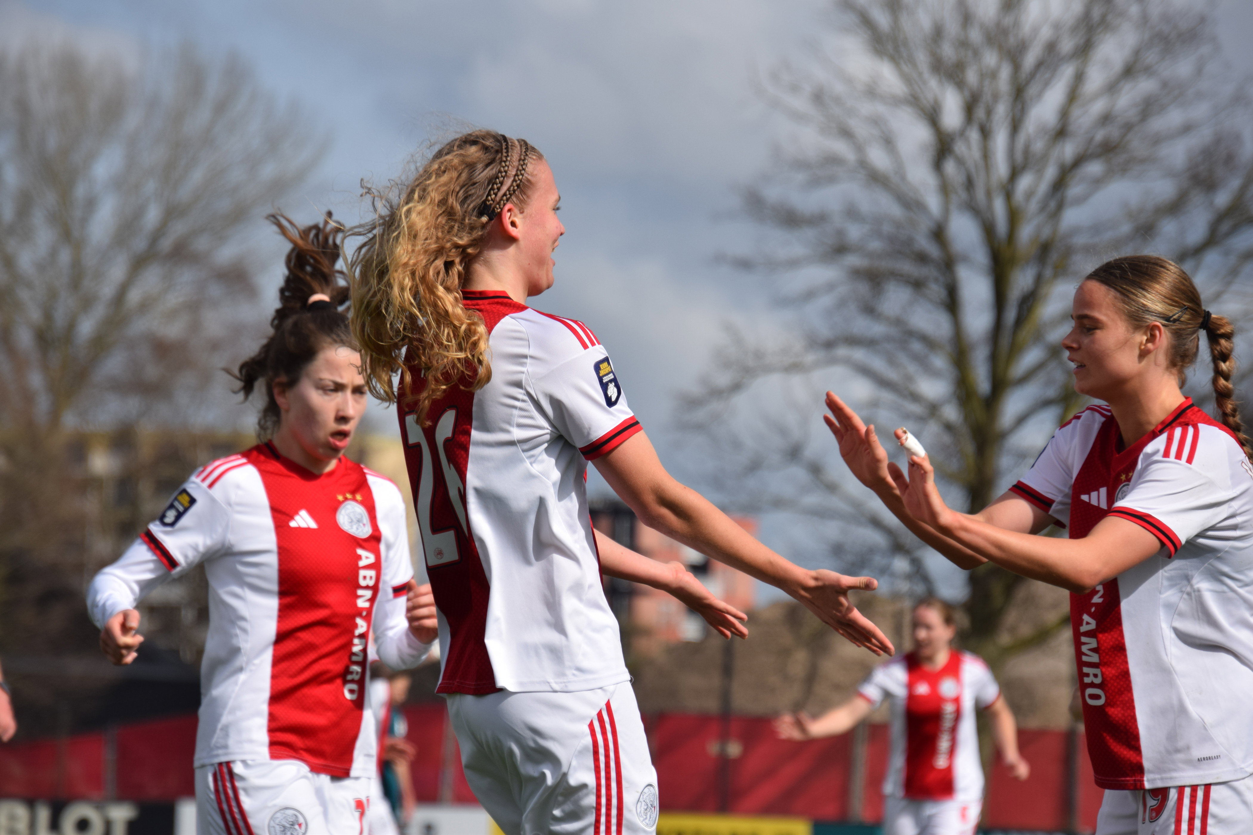 Xanne Kip krijgt de felicitaties na een Ajax-goal