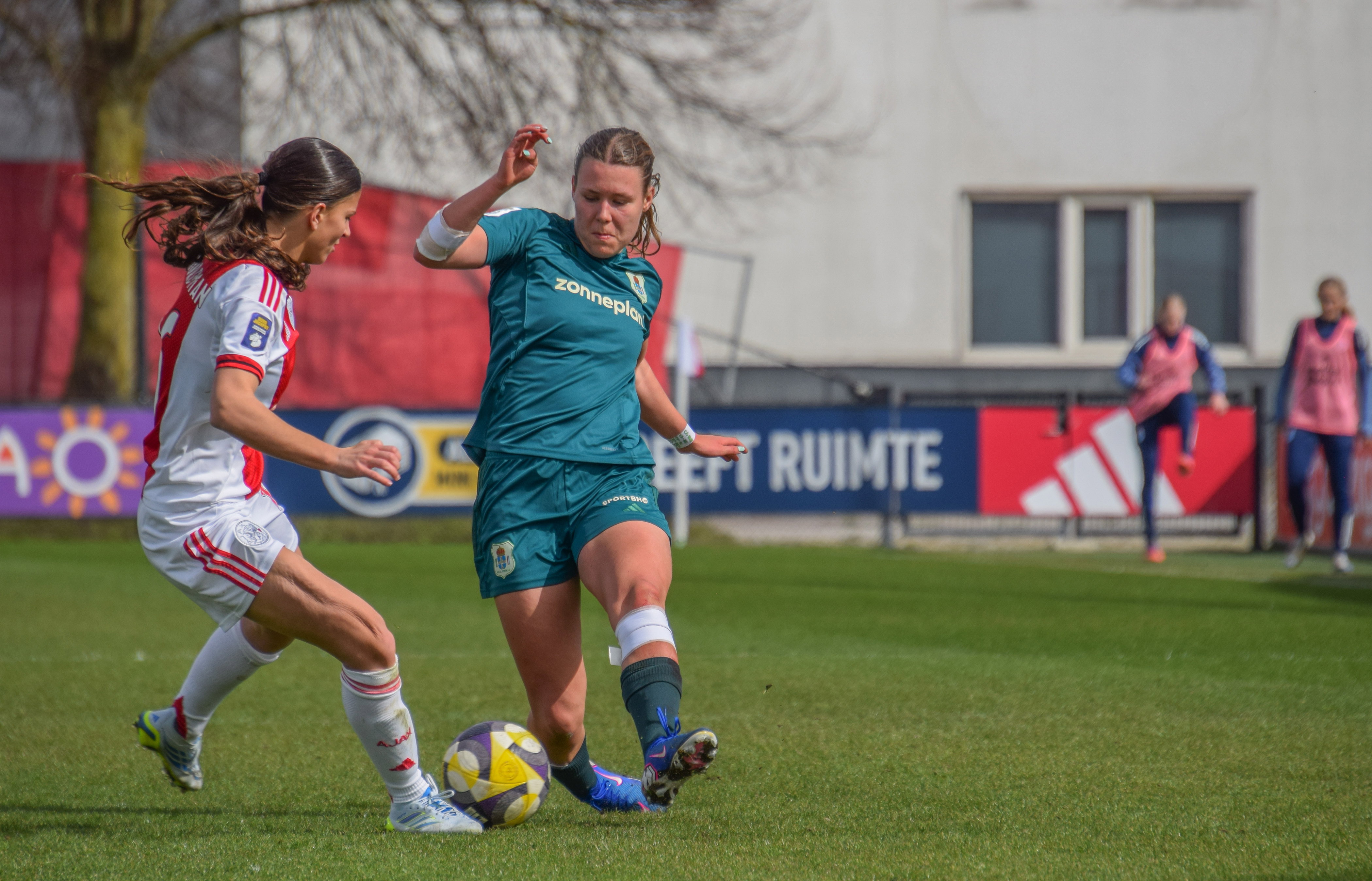 Inske Weiman (PEC Zwolle) in actie tegen Ajax