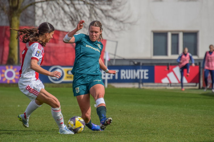Inske Weiman (PEC Zwolle) in actie tegen Ajax