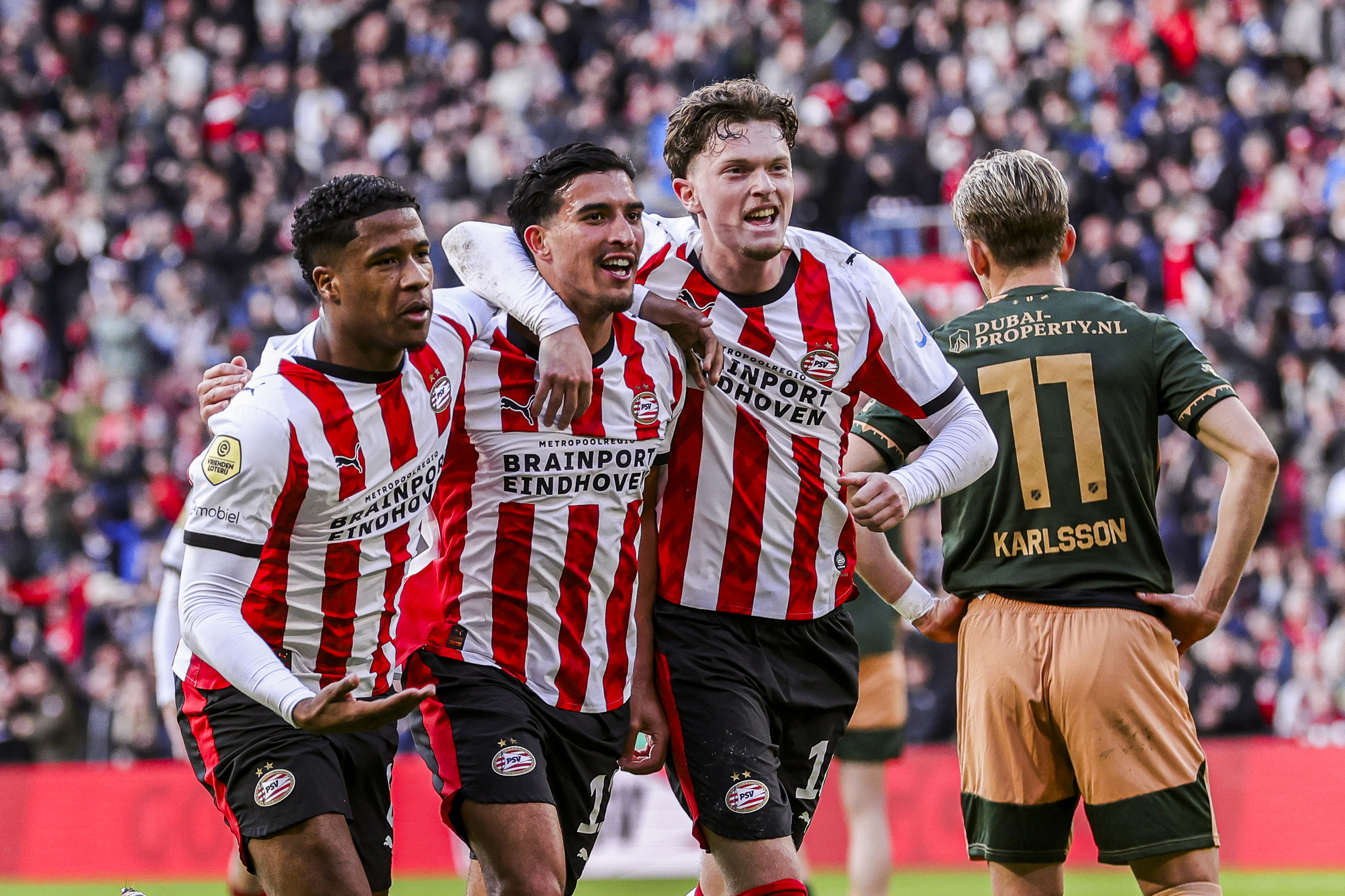 Ryan Flamingo, Couhaib Driouech en Paul Wanner vieren de winnende treffer tegen FC Utrecht