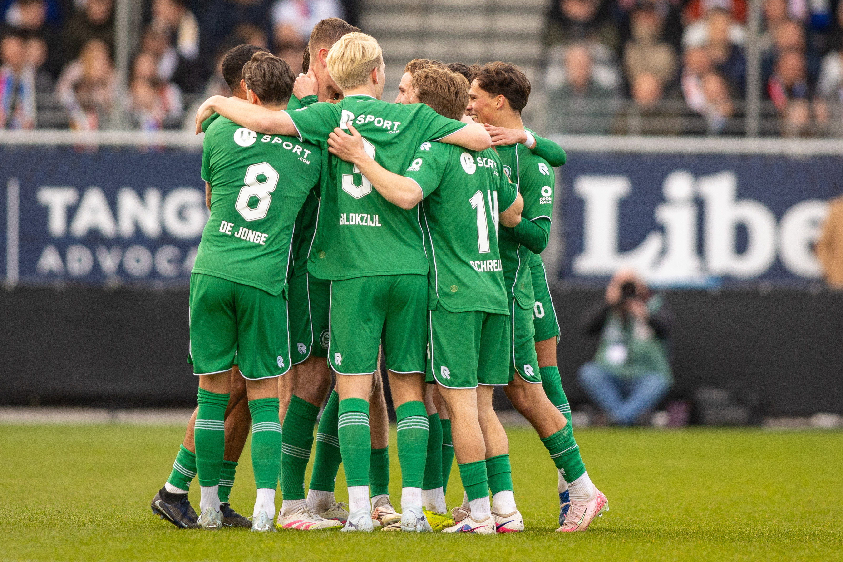 FC Groningen viert de treffer van Dies Janse tegen Telstar