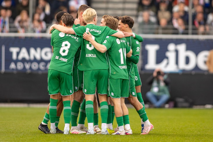 FC Groningen viert de treffer van Dies Janse tegen Telstar