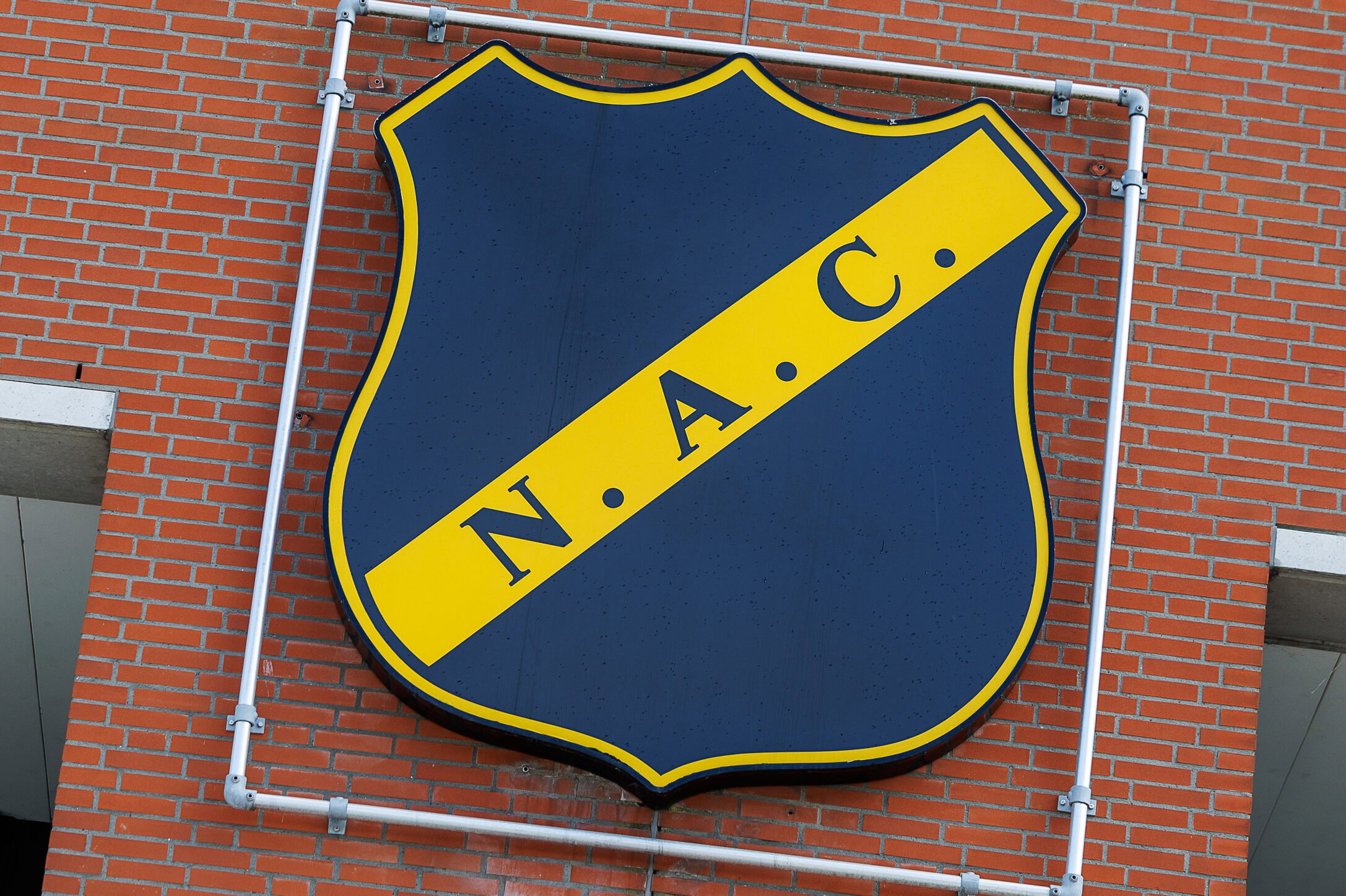 Het logo van NAC op het Rat Verlegh Stadion