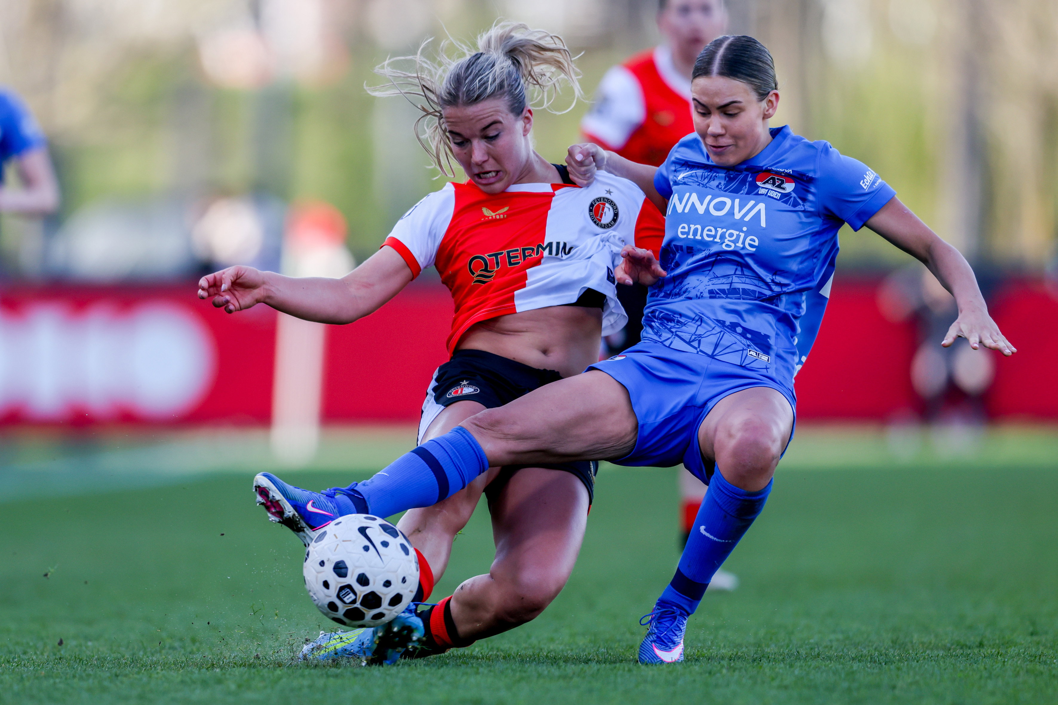 Kirsten van de Westeringh (Feyenoord) en Jasmijn van Uden (AZ) in duel