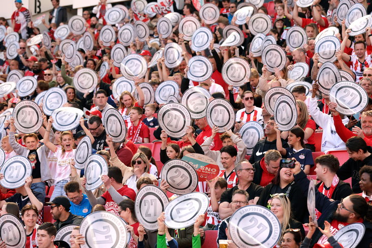 PSV-supporters in het Philips Stadion voor de huldiging van PSV