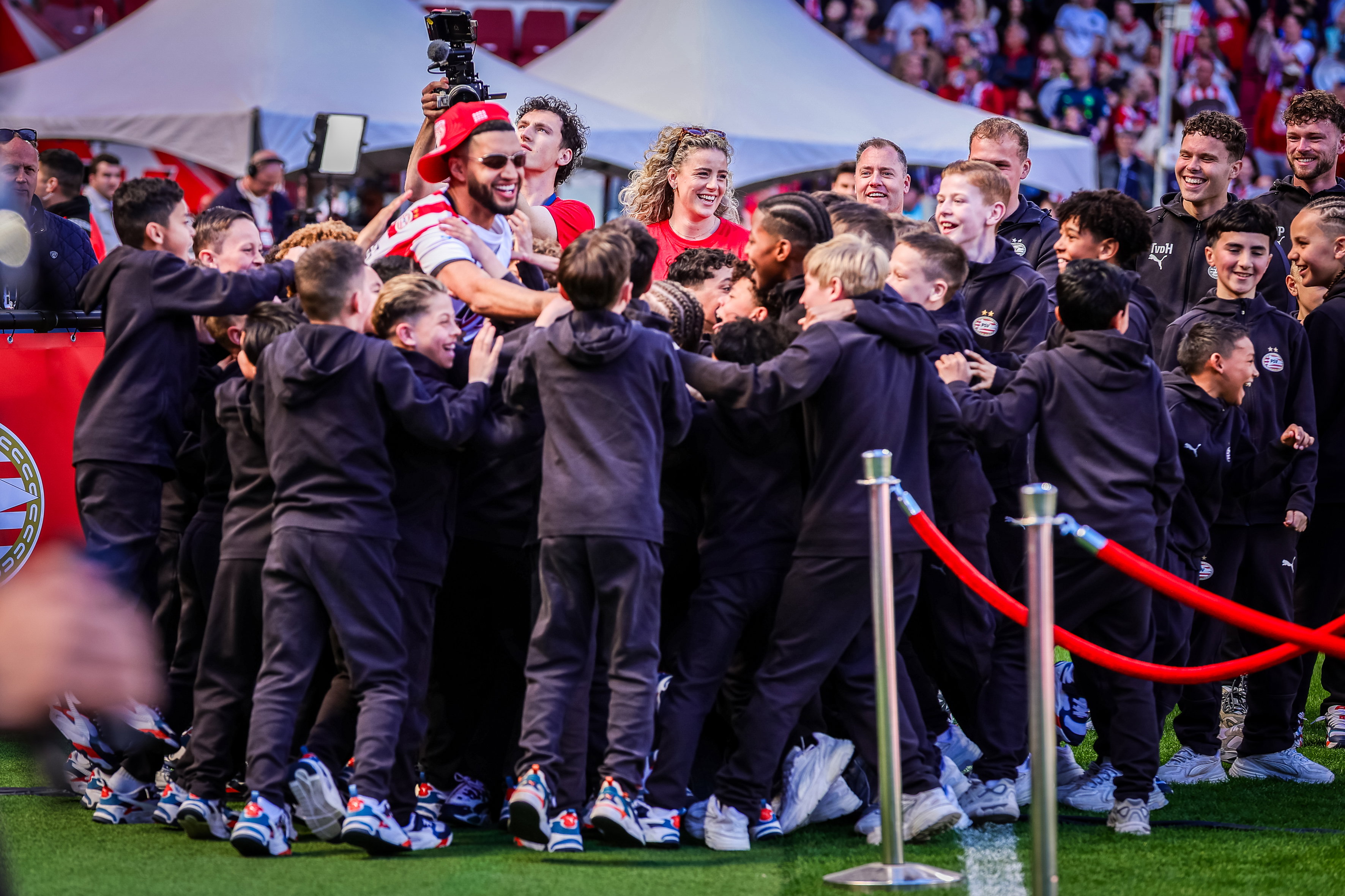 Ismael Saibari viert het feestje met jeugdspelers van PSV