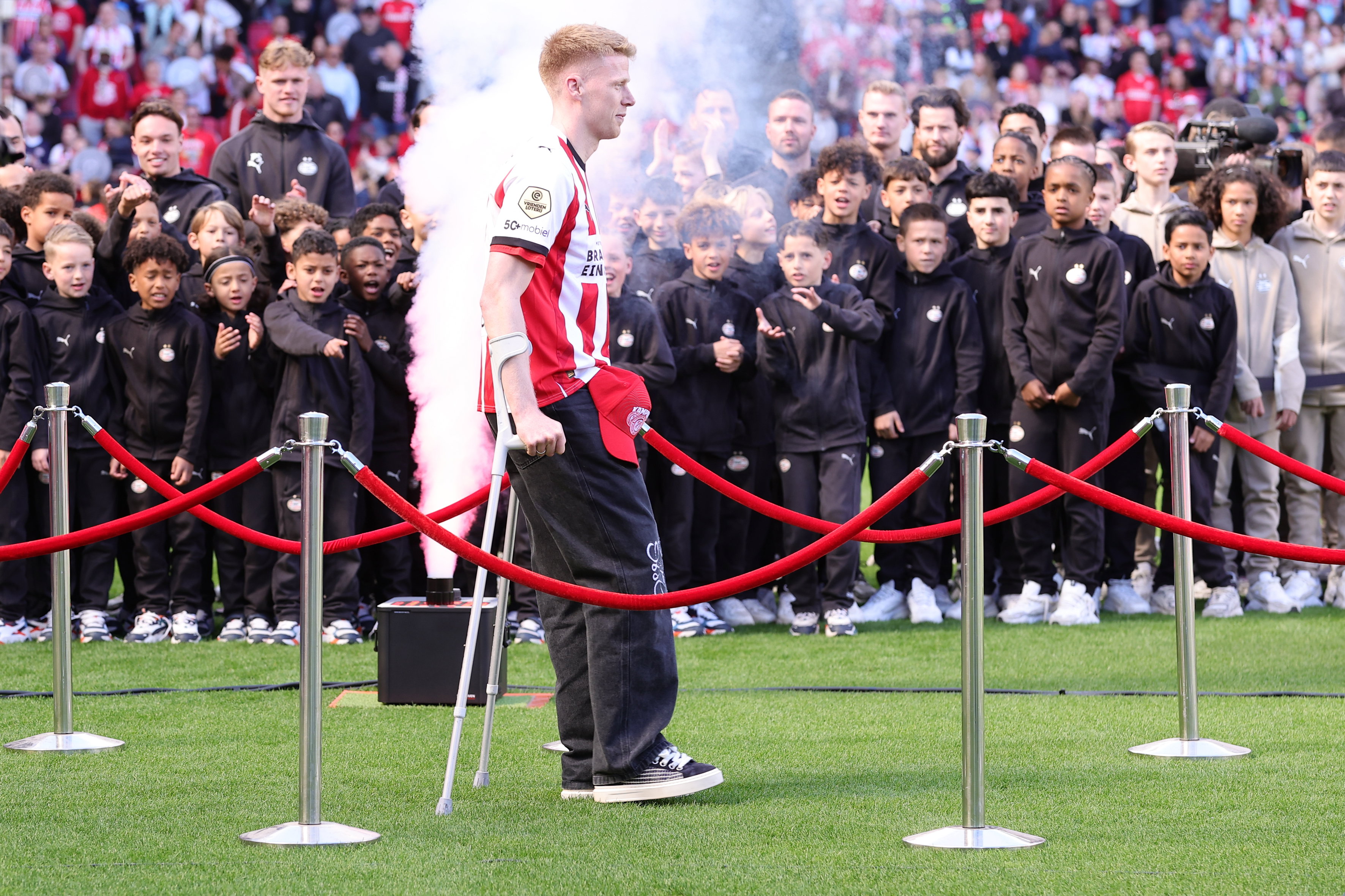 Jerdy Schouten op krukken tijdens de huldiging van PSV