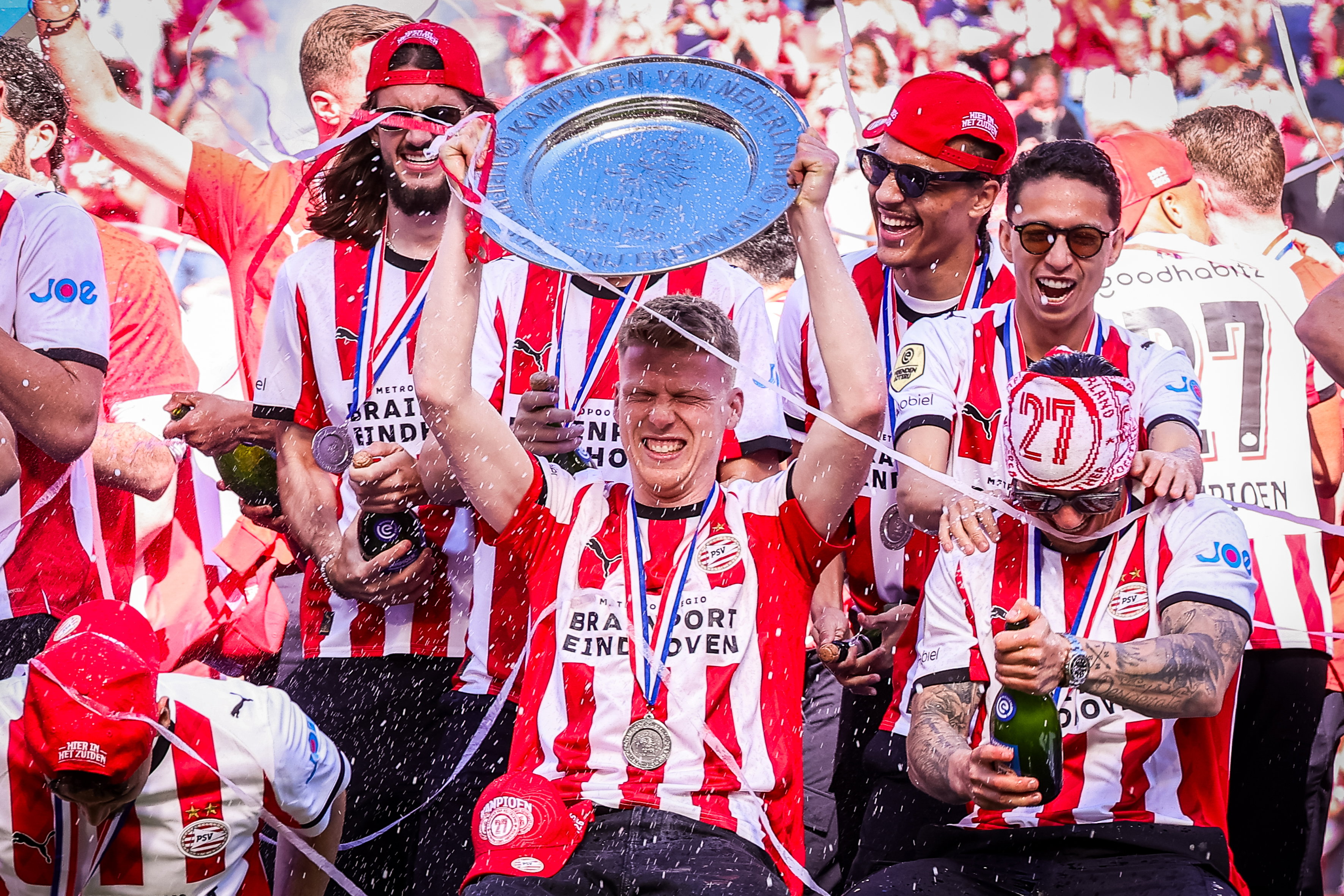 Jerdy Schouten toont de kampioensschaal